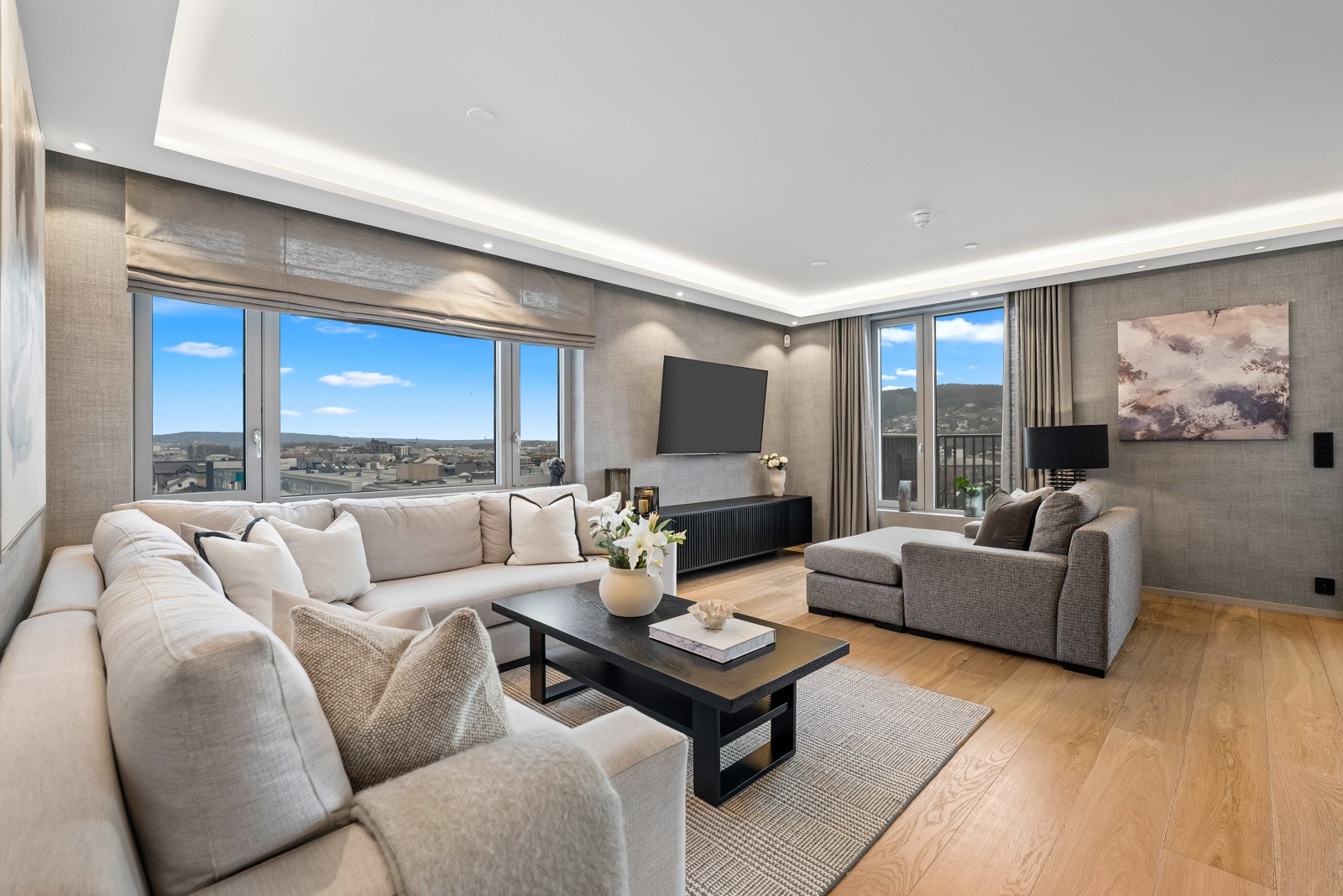 Dagslyset suppleres ypperlig av en lyskasse med downlights rundt hele himlingen, og sammen med de store vinduene gir dette en upåklagelig atmosfære. Det er montert utvendig solskjerming på alle vinduer - styres via fjernkontroll. Galleribilde