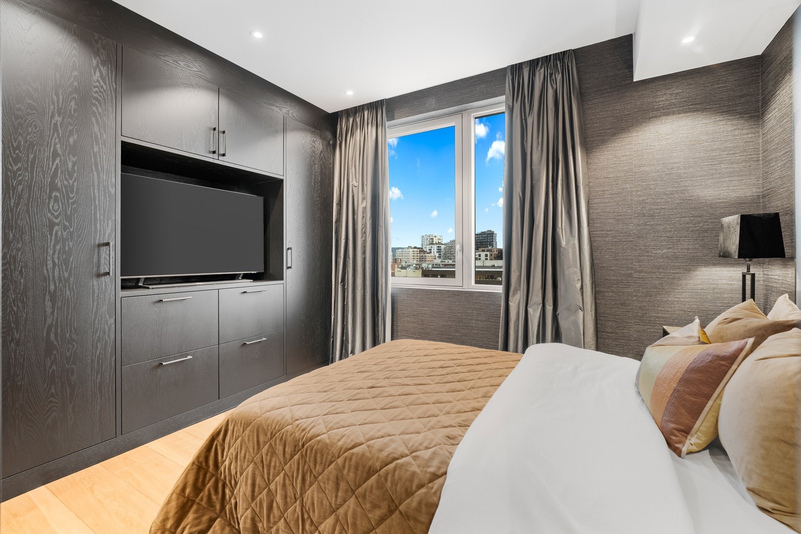 Soverom 3. De to andre soverommene er innredet med 1-stavs parkett, downlights, vannbåren gulvvarme og eksklusiv tapet. Galleribilde