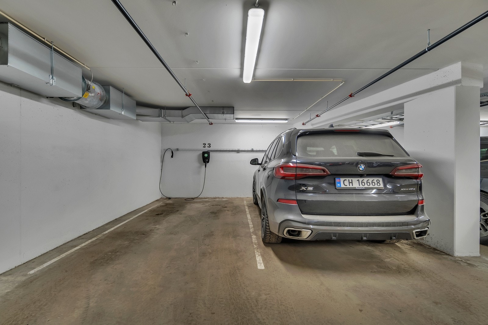 Garasjeplass med lader. Dagens beboer av boligen leier en ekstra biloppstillingsplass i garasjen for kr. 3 500,- pr. mnd. Det er mulig for ny eier å tre inn i denne avtalen. Fra garasjen er det heis. Galleribilde