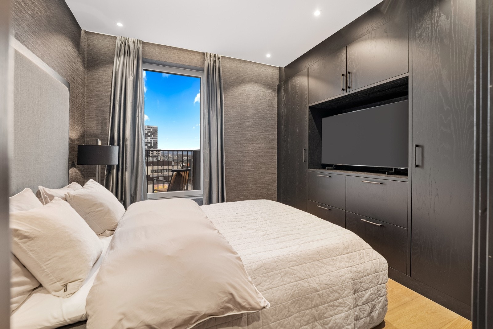 Soverom 2. De to andre soverommene er innredet med 1-stavs parkett, downlights, vannbåren gulvvarme og eksklusiv tapet. Galleribilde