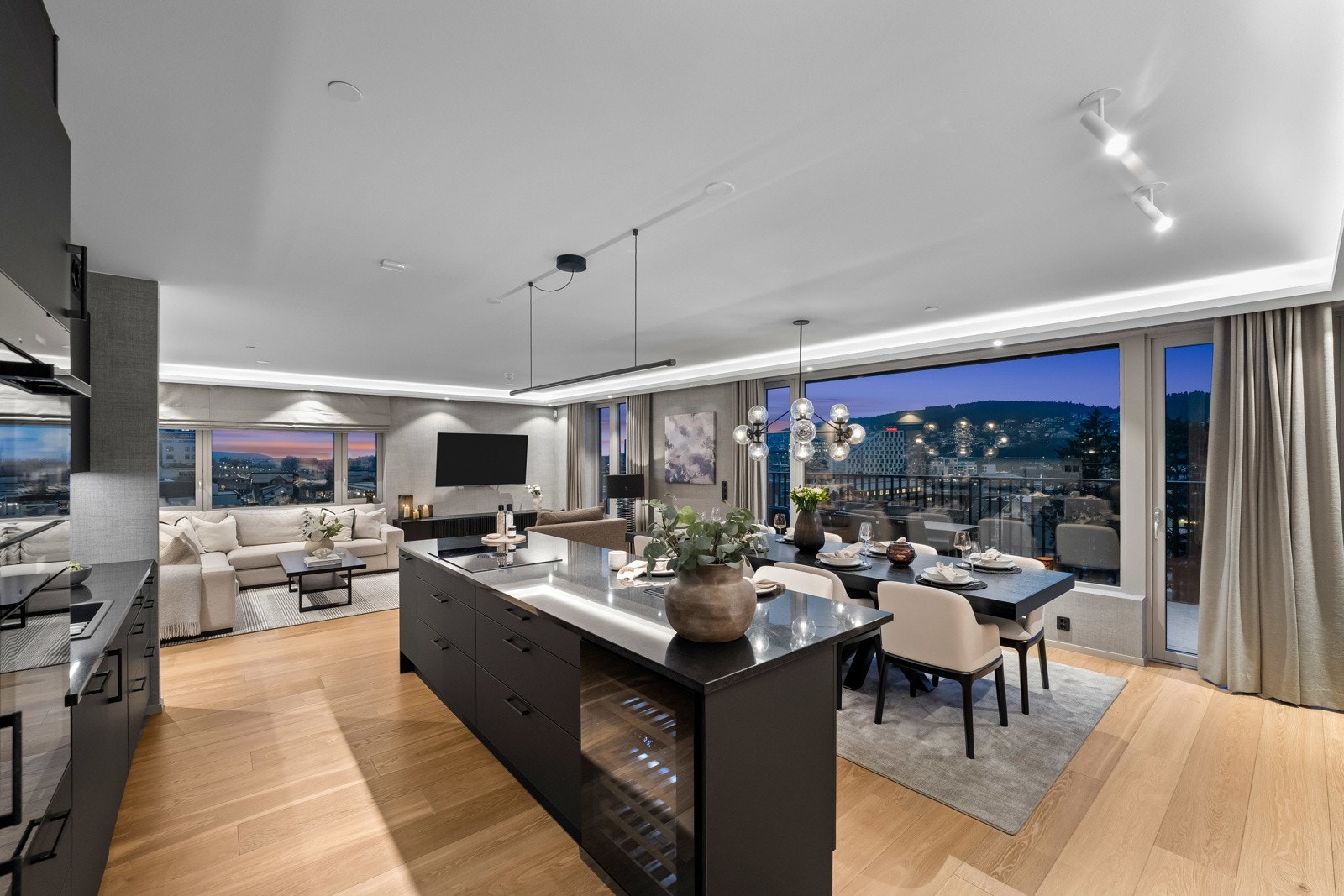 Kjøkkenet er et annet høydepunkt i denne unike leiligheten, spesialtegnet og levert av kvalitetsleverandøren HTH. Som samlingspunkt er det oppført en stor øy midt i rommet, med integrert og testvinnende benkeventilator fra Bora. Galleribilde