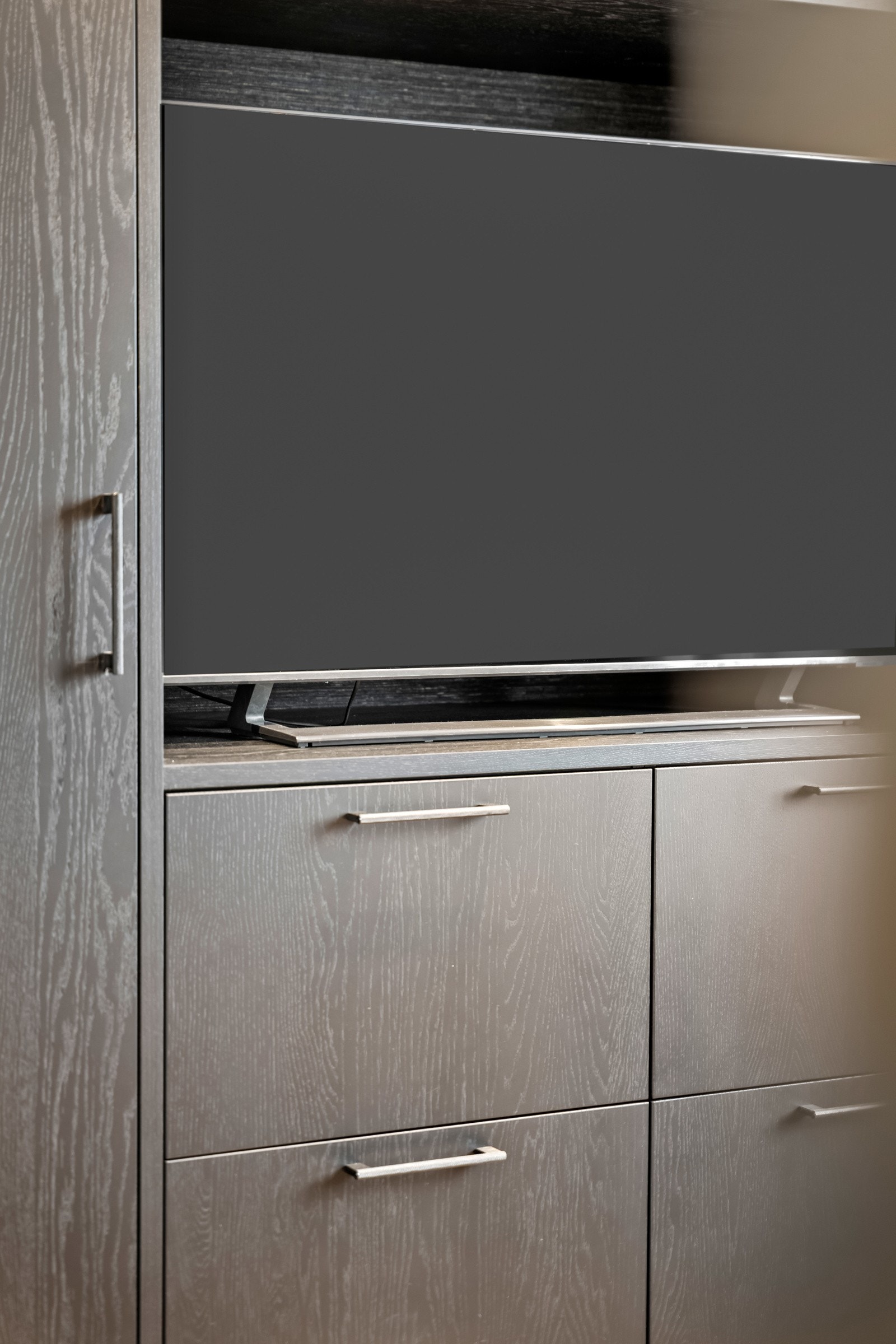 Begge rommene har spesialtilpassede garderobeskap i sort heltre fra Drømmekjøkkenet, med integrert tv-løsning. Galleribilde