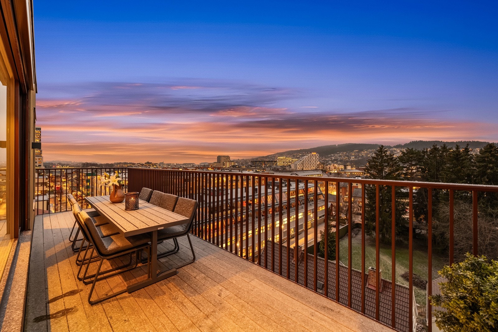 Fra stuen er det utgang til en sydvestvendt balkong på ca. 18 kvm med fantastisk utsikt. Galleribilde