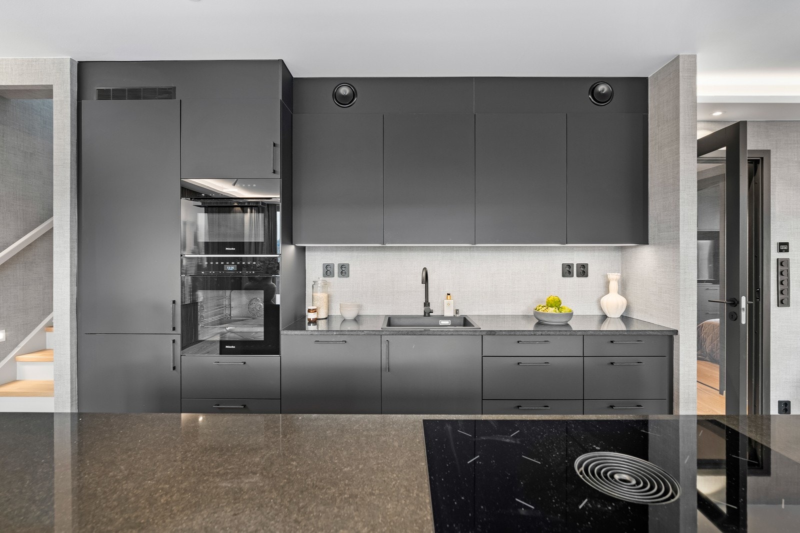 Hvitevarer i god kvalitet fra Miele er integrert i innredningen, bestående av induksjonstopp, stekeovn, oppvaskmaskin, mikrobølgeovn, vinskap med to soner og en kombinert kjøl/frys med integrert isbitmaskin. Fyring er inkludert i felleskostnadene. Galleribilde