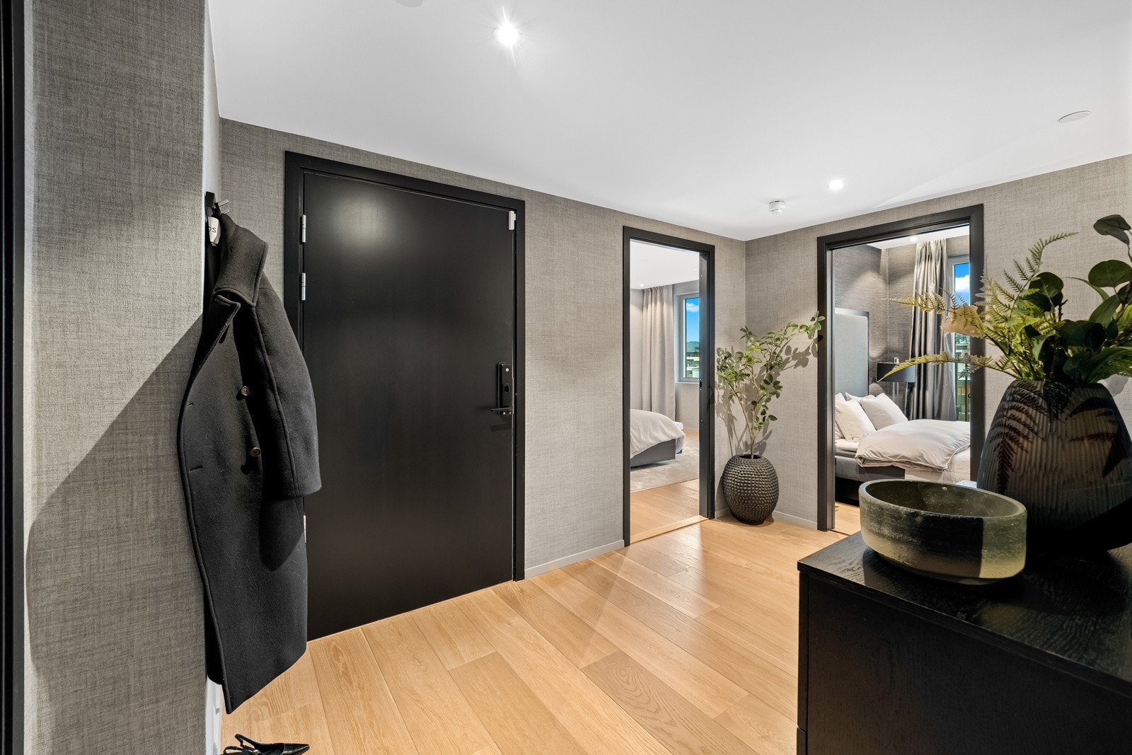 Entreen er stor og meget innbydende, og her får man en god smakebit på hva den eksklusive leiligheten har å by på. Galleribilde