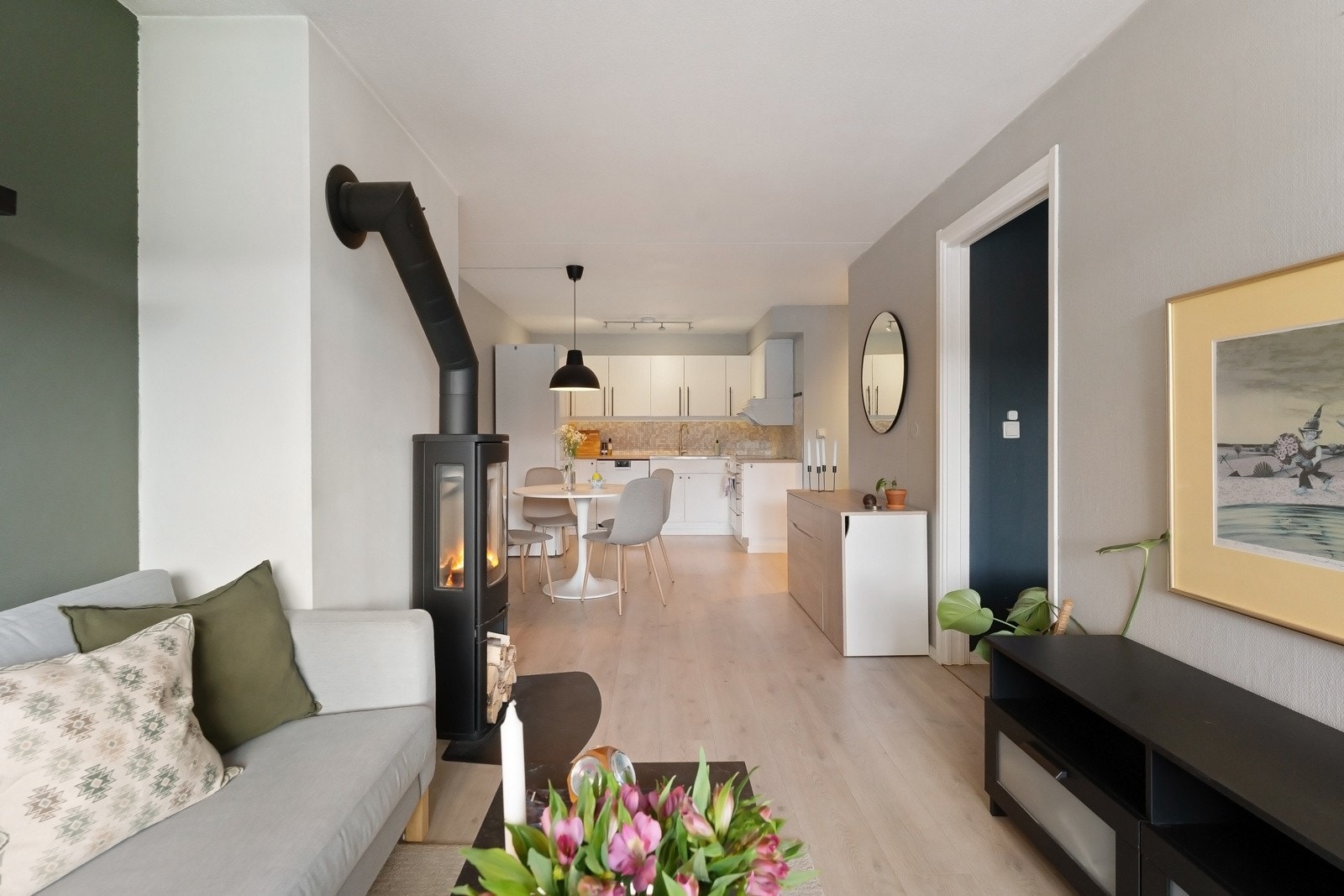 Stuen har en flott peis som varmer godt på kalde dager, og skaper en lun atmosfære Galleribilde