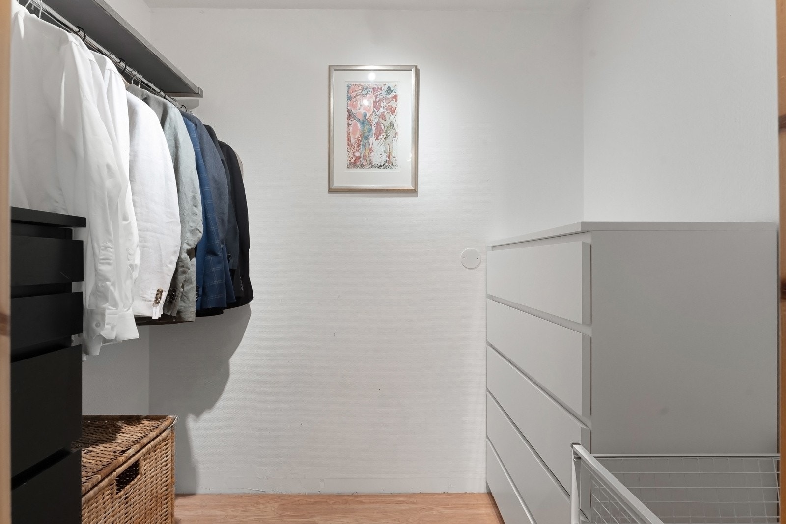 Omkledningsrom i gangen med vegghengt klesstang Galleribilde