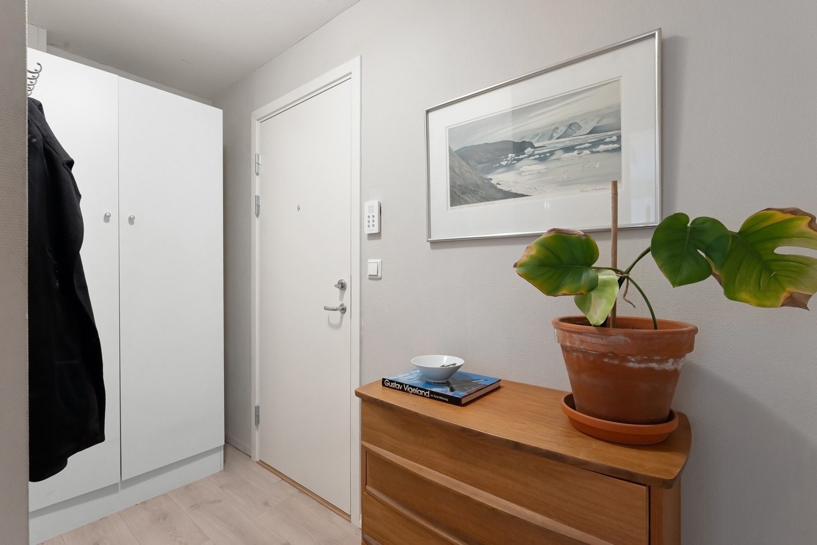 Innbydende entré med plass til oppheng av yttertøy og oppbevaring av sko, eller garderobeløsning Galleribilde