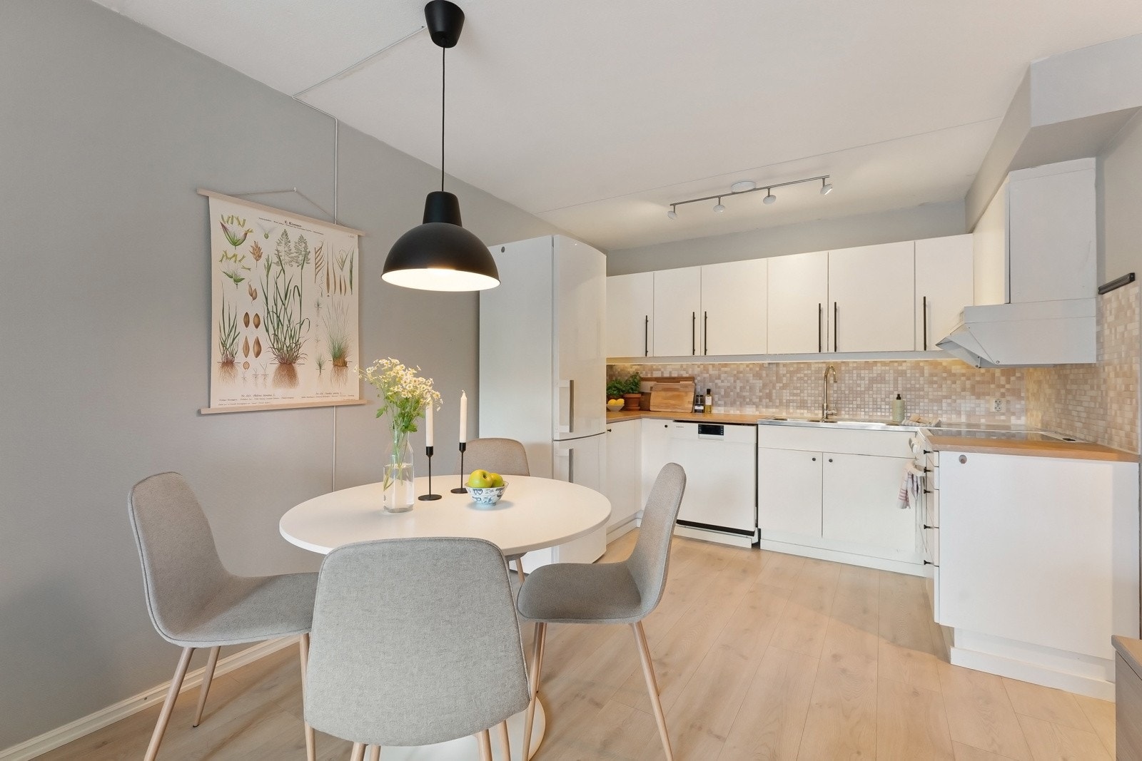 Kjøkken med gode oppbevaringsløsninger Galleribilde