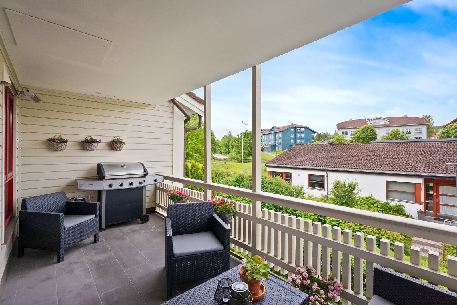 Fra stuen er det utgang til flott sydvendt balkong på ca.11 kvm med gode solforhold Galleribilde