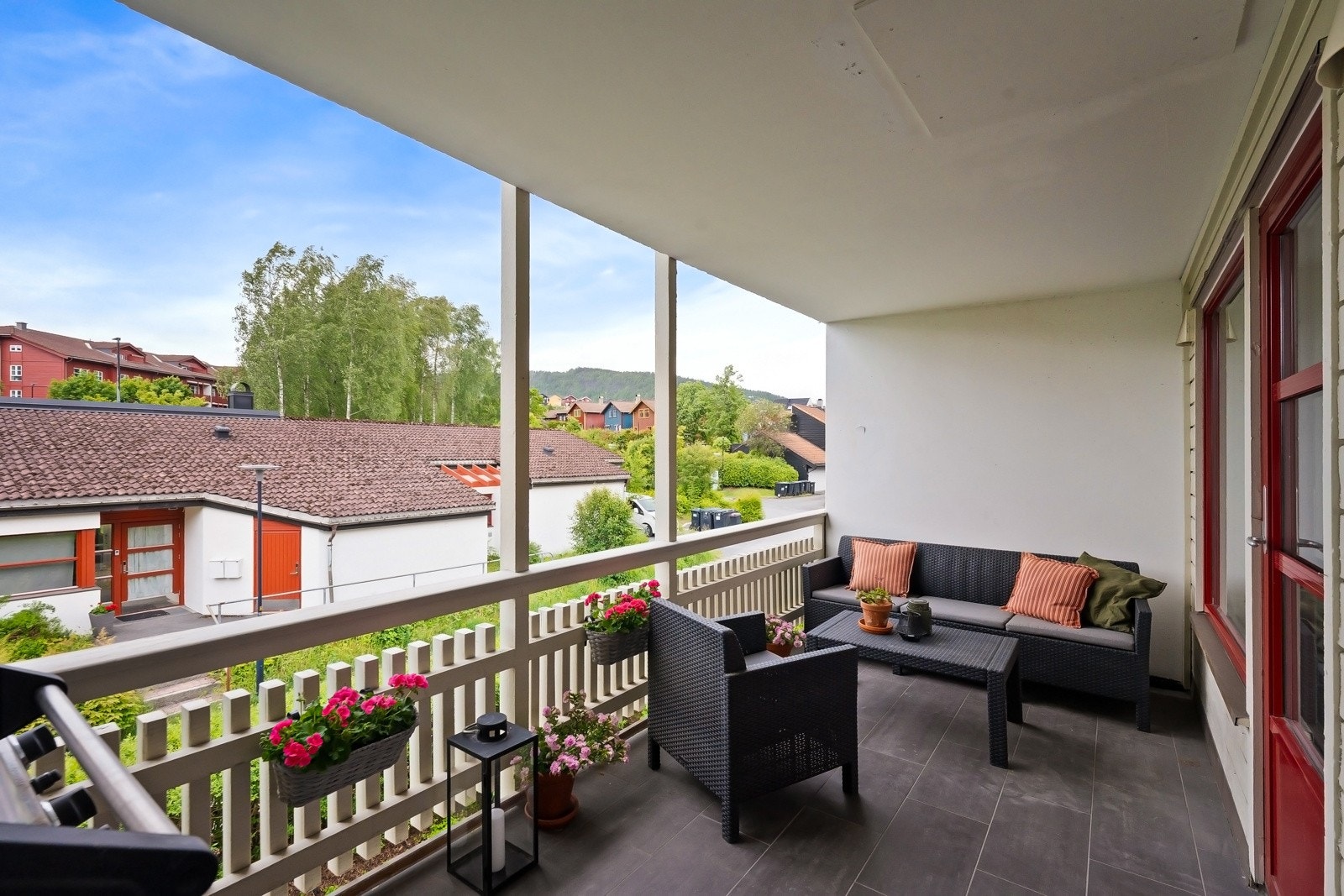 Leiligheten inneholder en lys og åpen stue med store vindusflater og utgang til sydvendt balkong, åpen kjøkkenløsning, flislagt bad og soverom av god størrelse Galleribilde