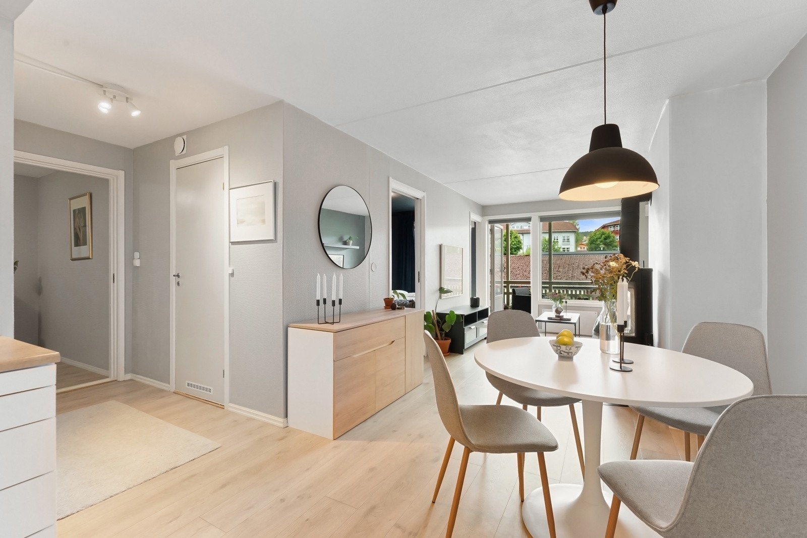 Naturlig avsatt plass til spisebord mellom stue og kjøkken Galleribilde