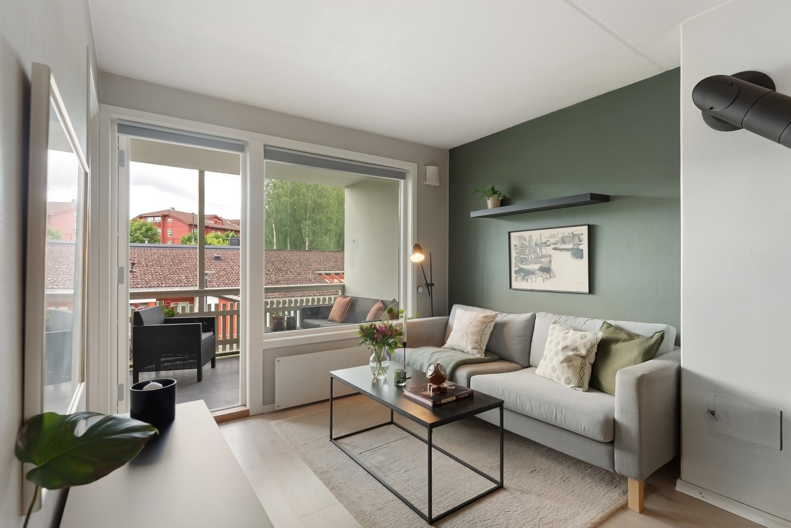 Rommet har store vindusflater ut mot leilighetens balkong som gir godt med naturlig lysinnslipp Galleribilde