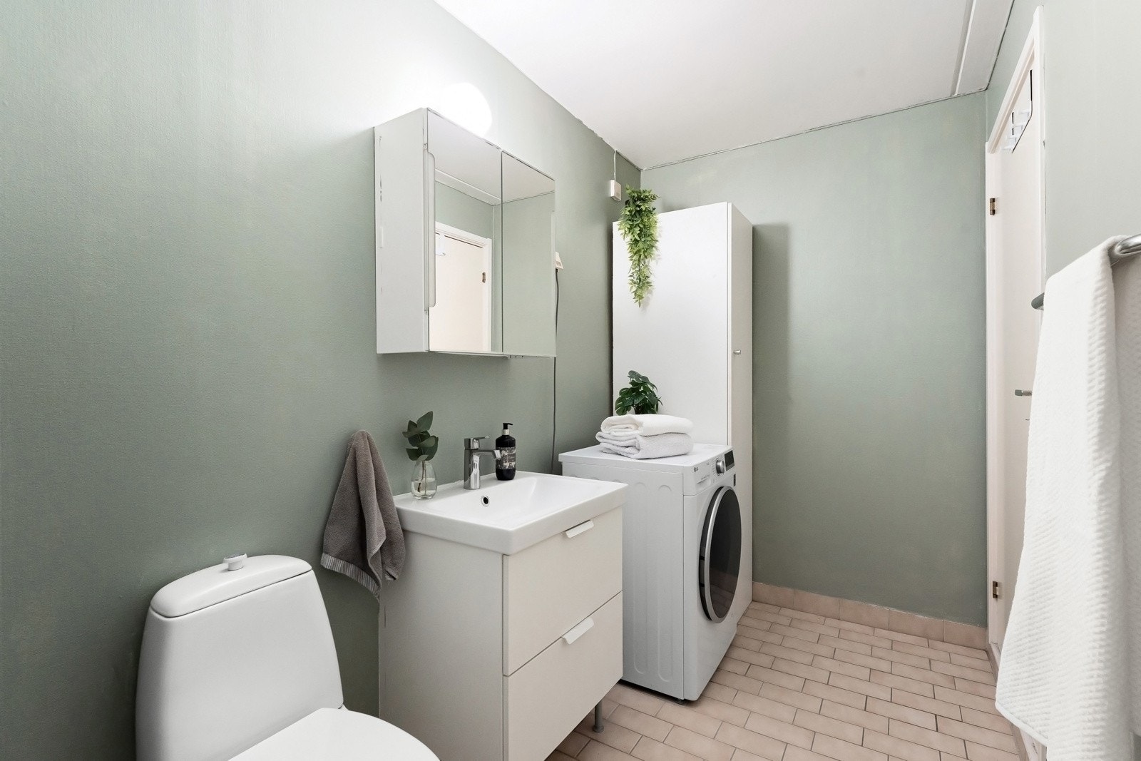 Gulvmontert klosett, servantskap med heldekkende servant og opplegg for vaskemaskin/tørketrommel Galleribilde