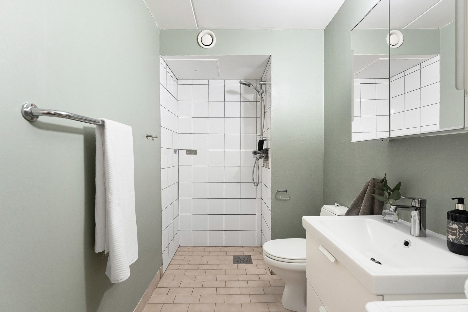 Lyst flislagt bad med dusjnisje Galleribilde