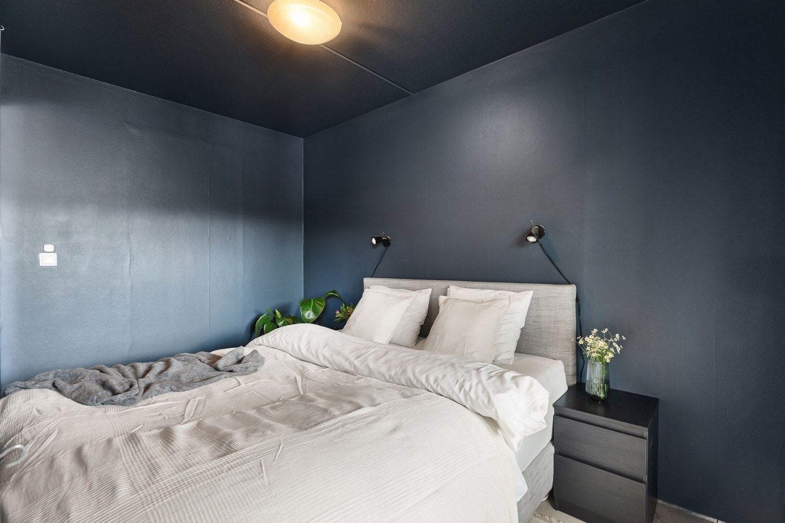 Her er det plass til dobbeltseng, nattbord og oppbevaringsmøblement Galleribilde