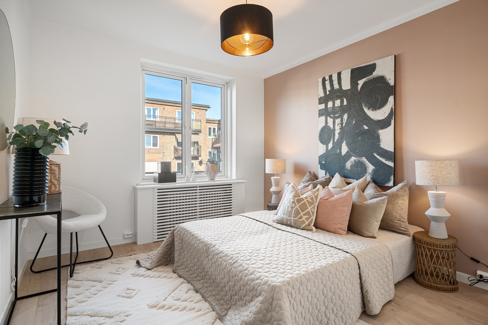 Hovedsoverommet er romslig og rolig, vendt mot en skjermet og fredelig bakgård. Her er det god plass til dobbeltseng, nattbord og garderobeløsninger. Galleribilde