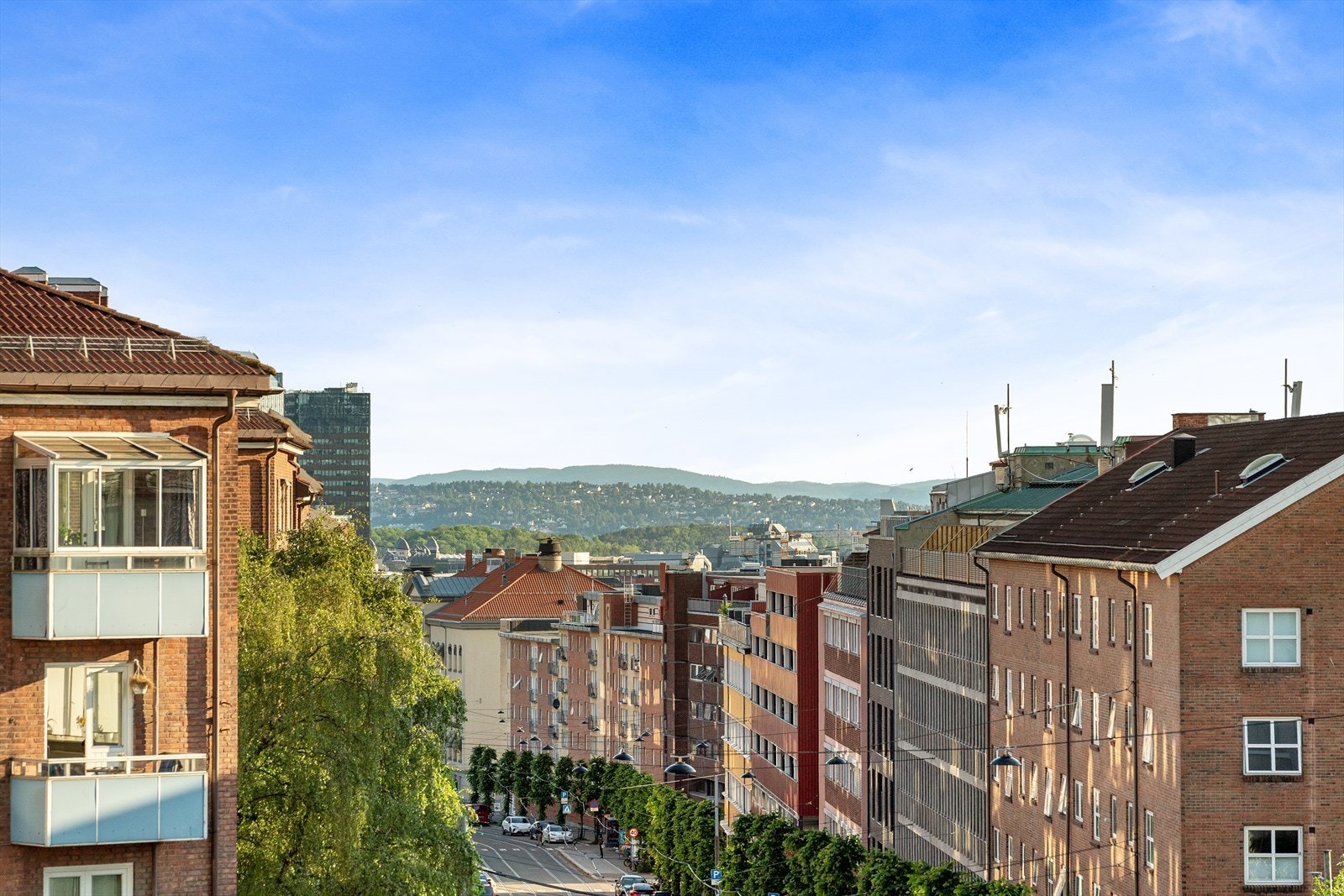 Sisilie Berg v/ Nordvik Frogner har gleden av å presentere Trondheimsveien 111B - en stilfull og moderne 4-roms toppleilighet, nyoppusset i 2025, med hyggelig bakgård og urban beliggenhet. Foto: Paul Dragoman Galleribilde