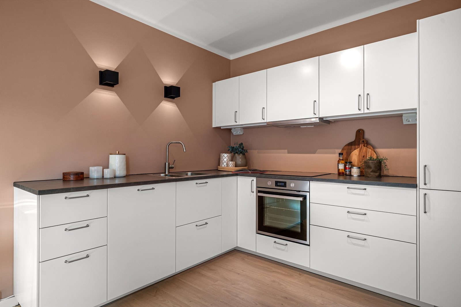 Delikat kjøkken fra 2025 med integrerte hvitevarer. Galleribilde