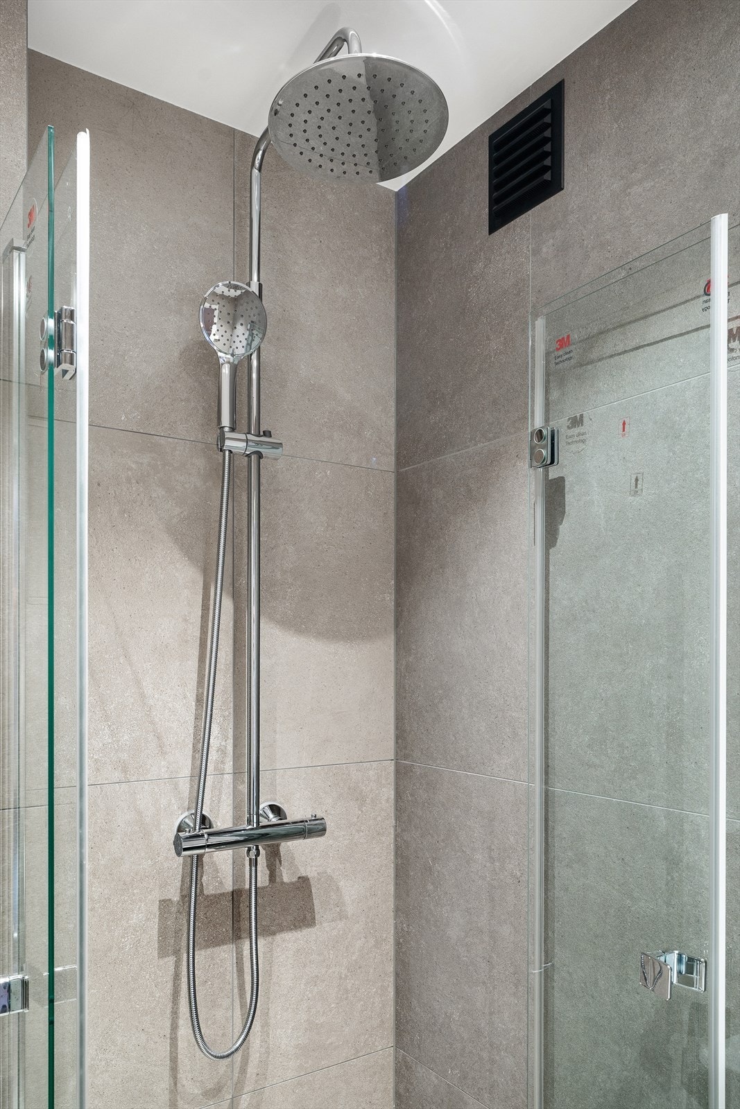 Flislagt bad med regnfallsdusj. Galleribilde