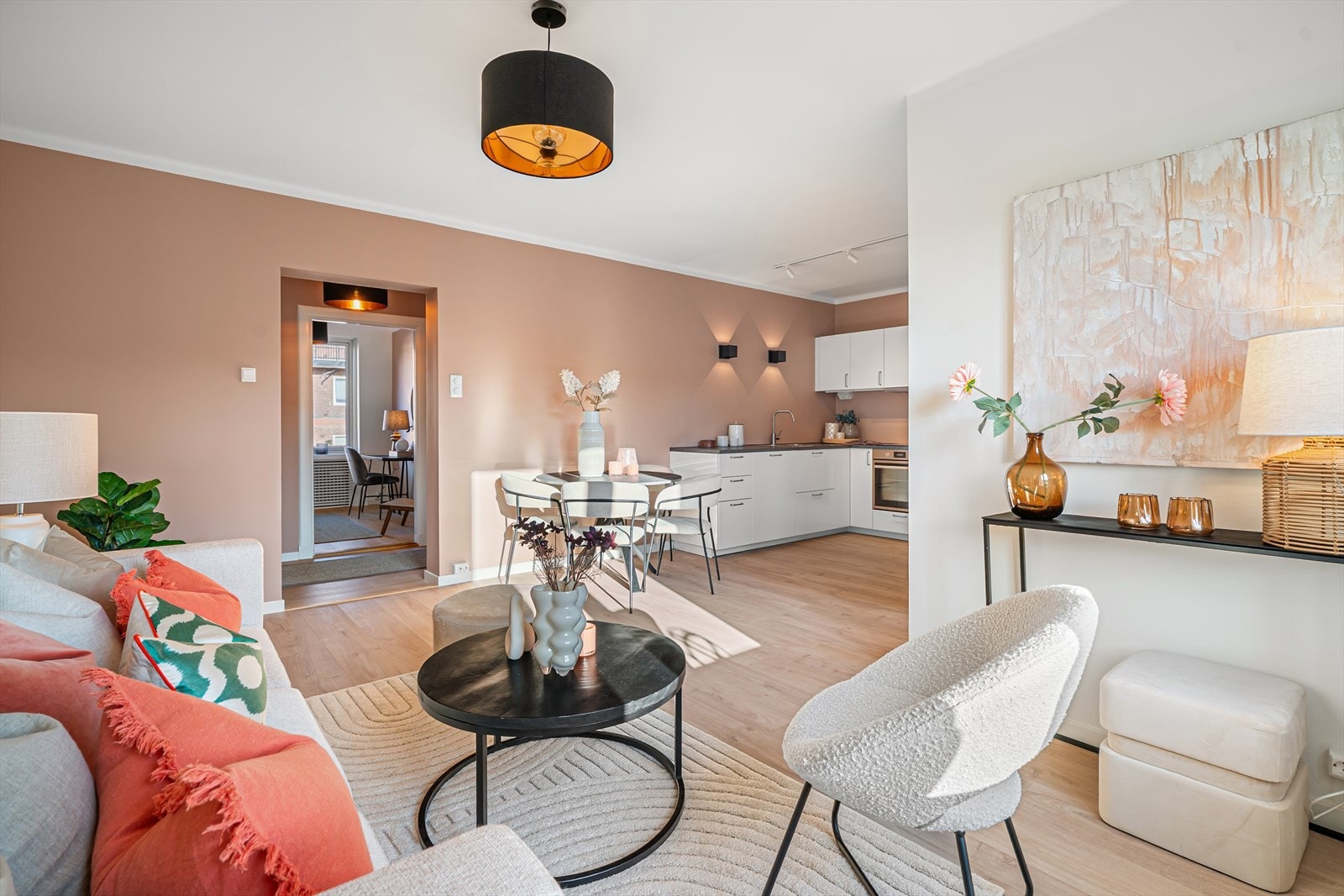 Stuen ble oppusset i 2025 og fremstår som moderne og gjennomført med stilrene overflater og en åpen løsning mot kjøkkenet. Galleribilde