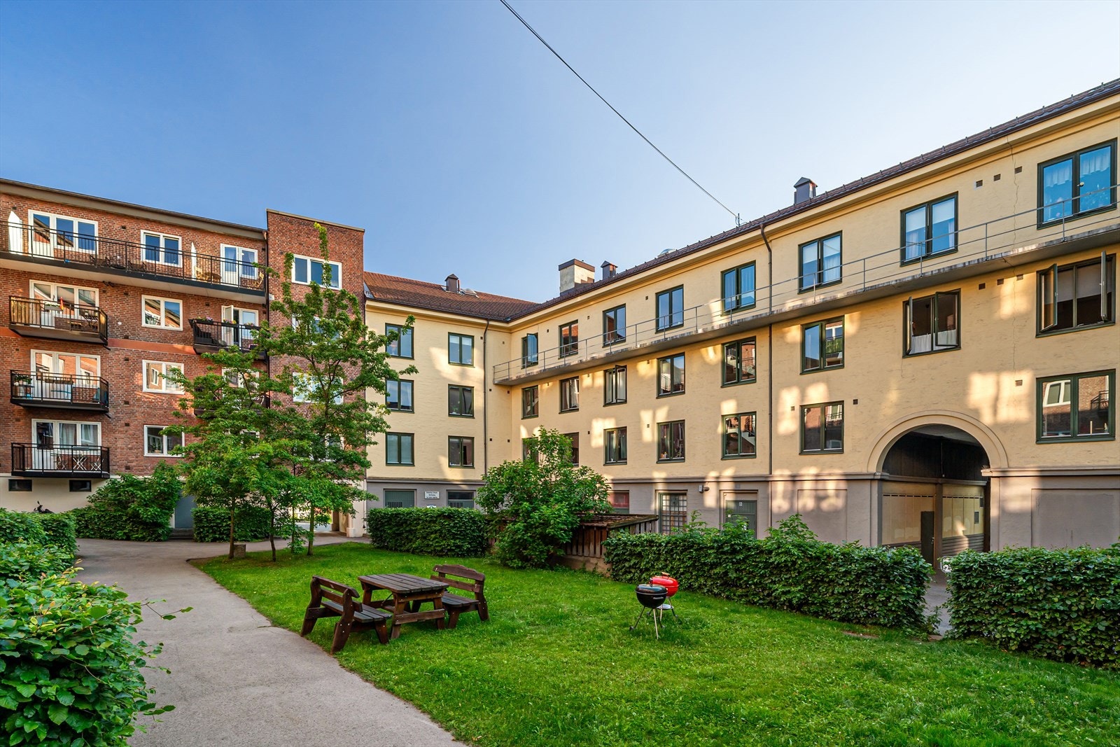 Felles bakgård. Her kan du nyte stille stunder, grille med venner eller la barna leke trygt og fritt. Det grønne miljøet gir et behagelig avbrekk fra byens puls, og skaper et hyggelig og innbydende uteområde for alle beboere. Galleribilde