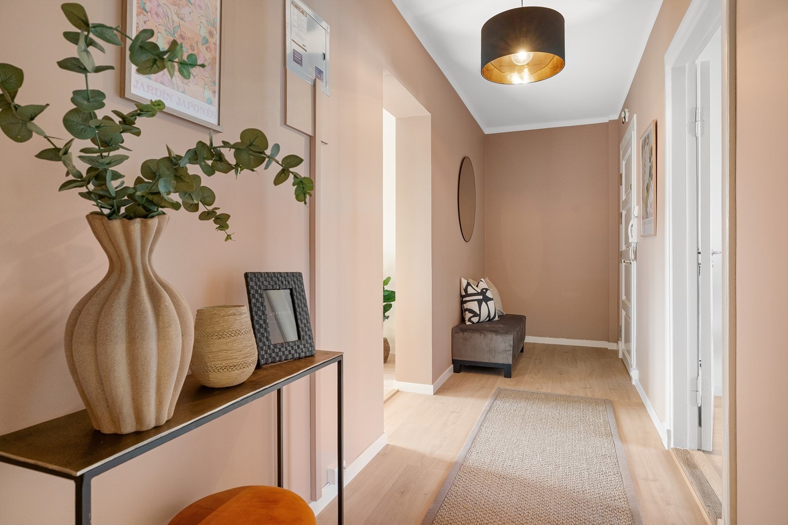 Innbydende entré, nyoppusset i 2025 og malt i tidsriktige farger som gir et moderne og behagelig førsteinntrykk. Galleribilde