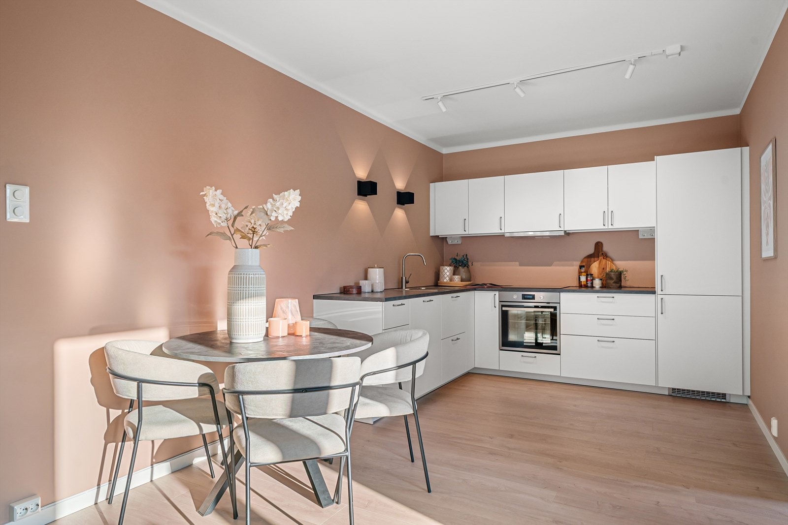 Kjøkkenet fra 2025 er moderne og funksjonelt med gode arbeidsflater, smarte oppbevaringsløsninger og plass til spisebord. Galleribilde