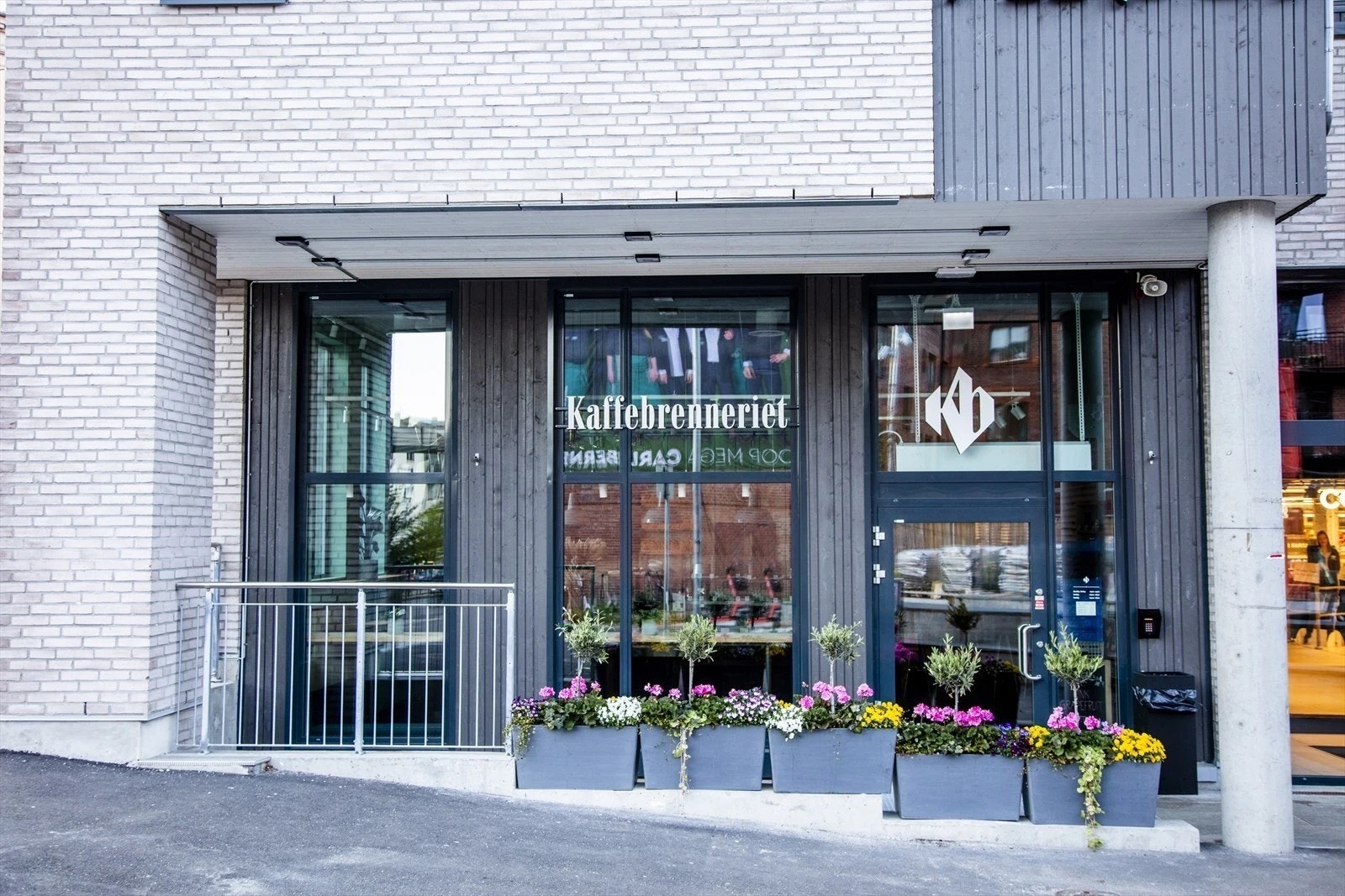 Carl Berner Torg er et levende byområde med et bredt tilbud av butikker, spisesteder og servicetilbud, som gjør hverdagen både praktisk og trivelig. Galleribilde