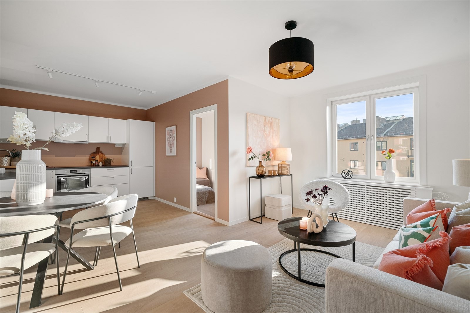 Stuen er lys og romslig, med en åpen kjøkkenløsning som skaper et naturlig samlingspunkt for både hverdagsliv og sosiale sammenkomster. Galleribilde