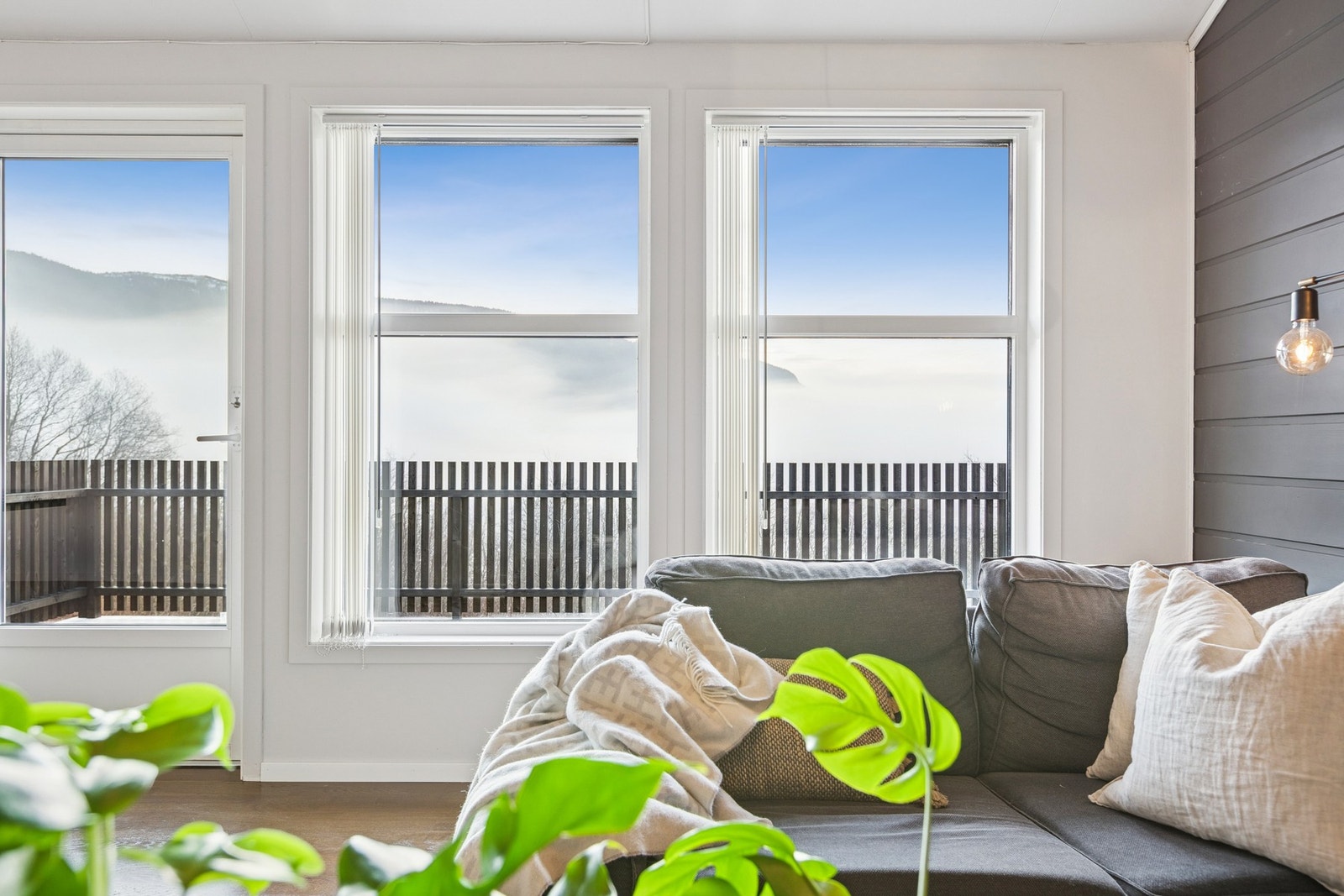 Fra stuen er det direkte utgang til en stor og solrik terrasse på ca. 48 m². Her kan du nyte den flotte utsikten og mange timer med sol gjennom dagen og kvelden. Galleribilde