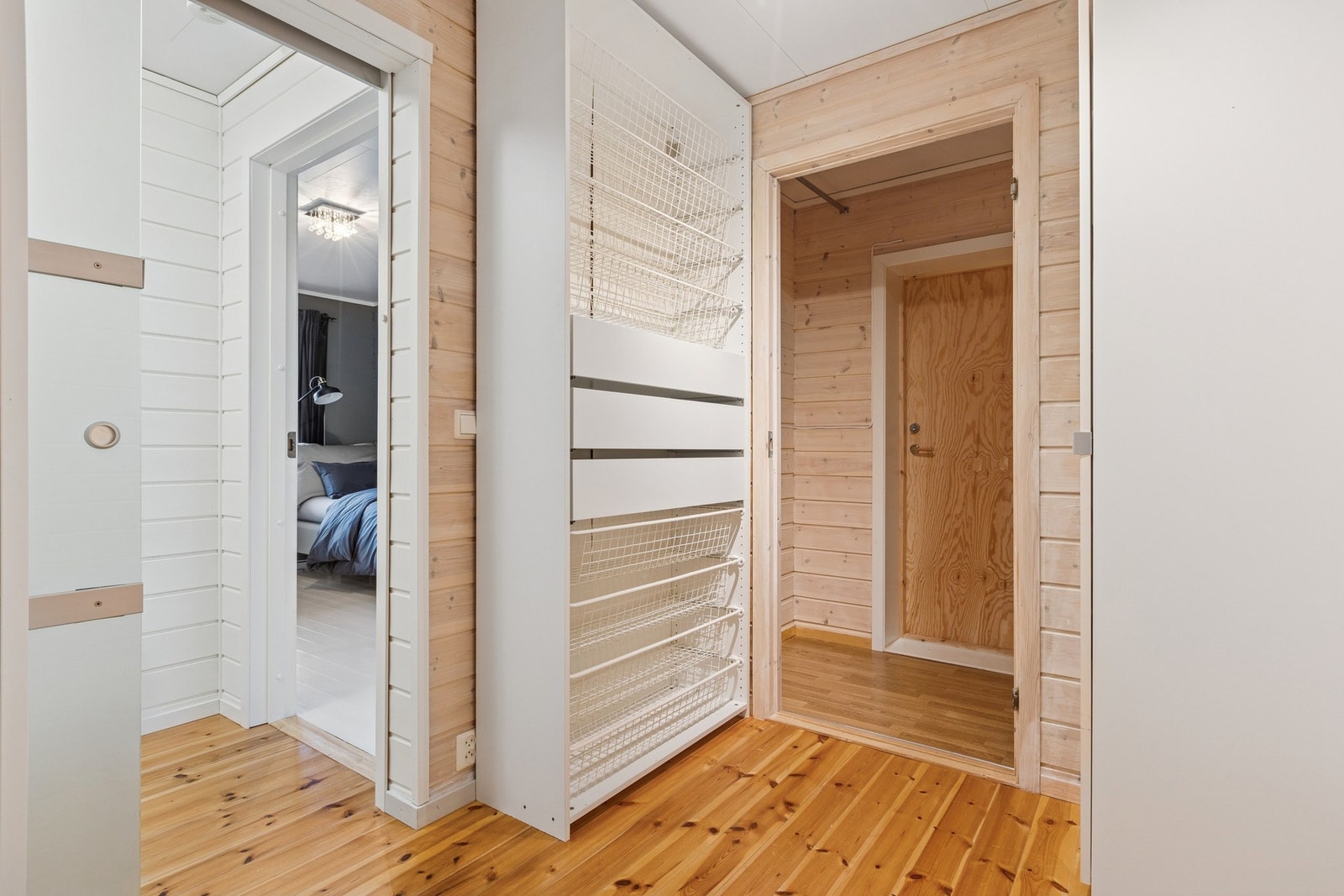 Fra gang/bod er det direkte adkomst til tilbygget på ca. 17 kvm, oppført i 2023. Galleribilde