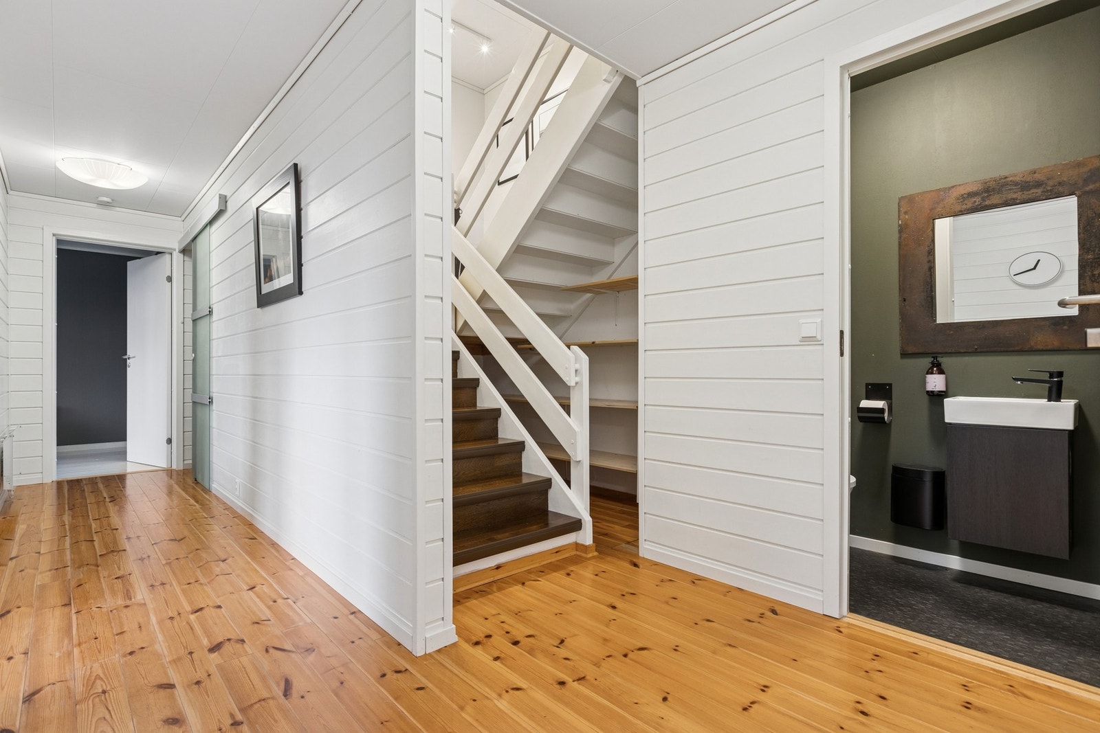 Romslig og innbydende gang i underetasjen. Galleribilde