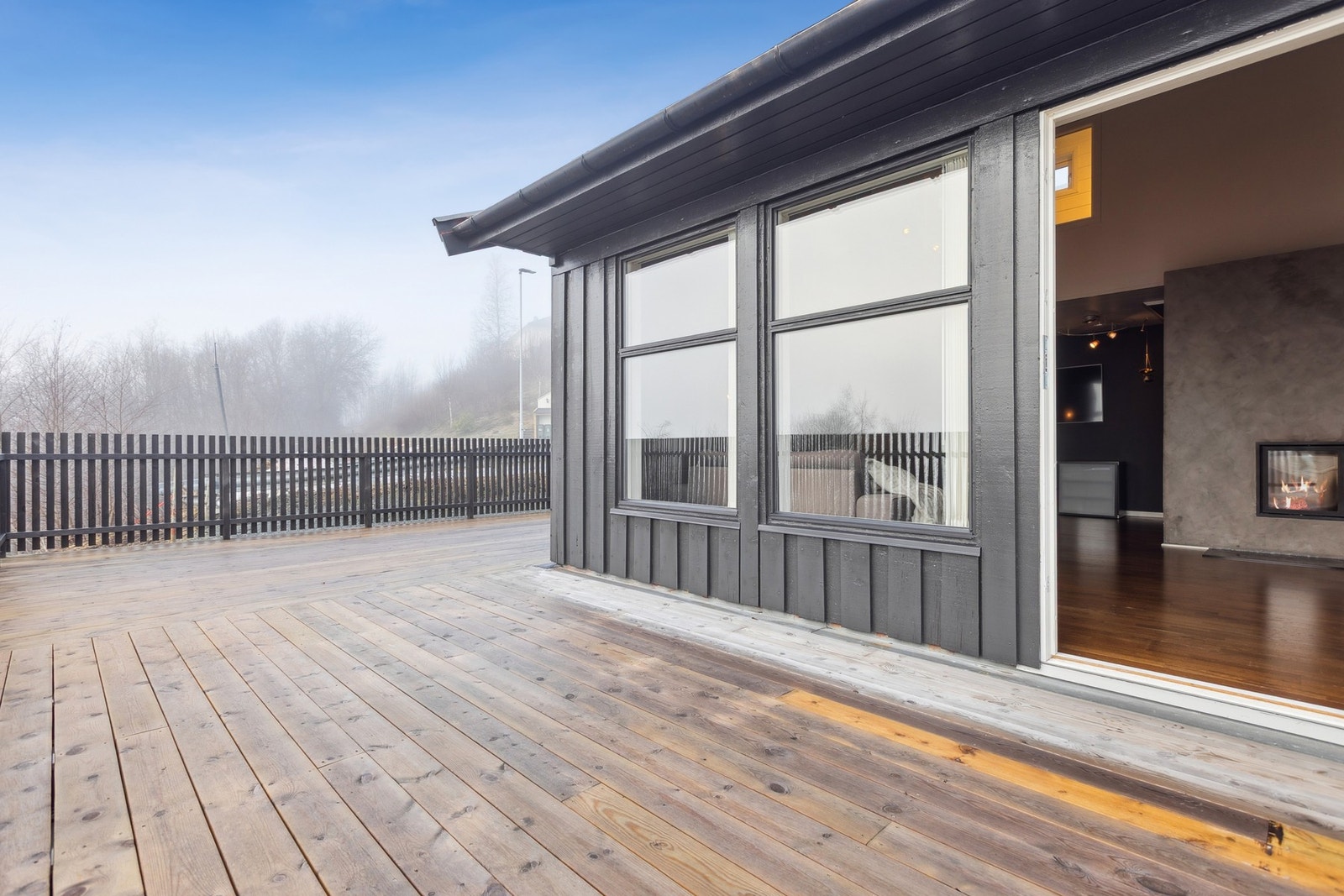 Romslig uteplass med plass til møblement - ideell for solrike dager, grilling og gode stunder med venner og familie. Galleribilde