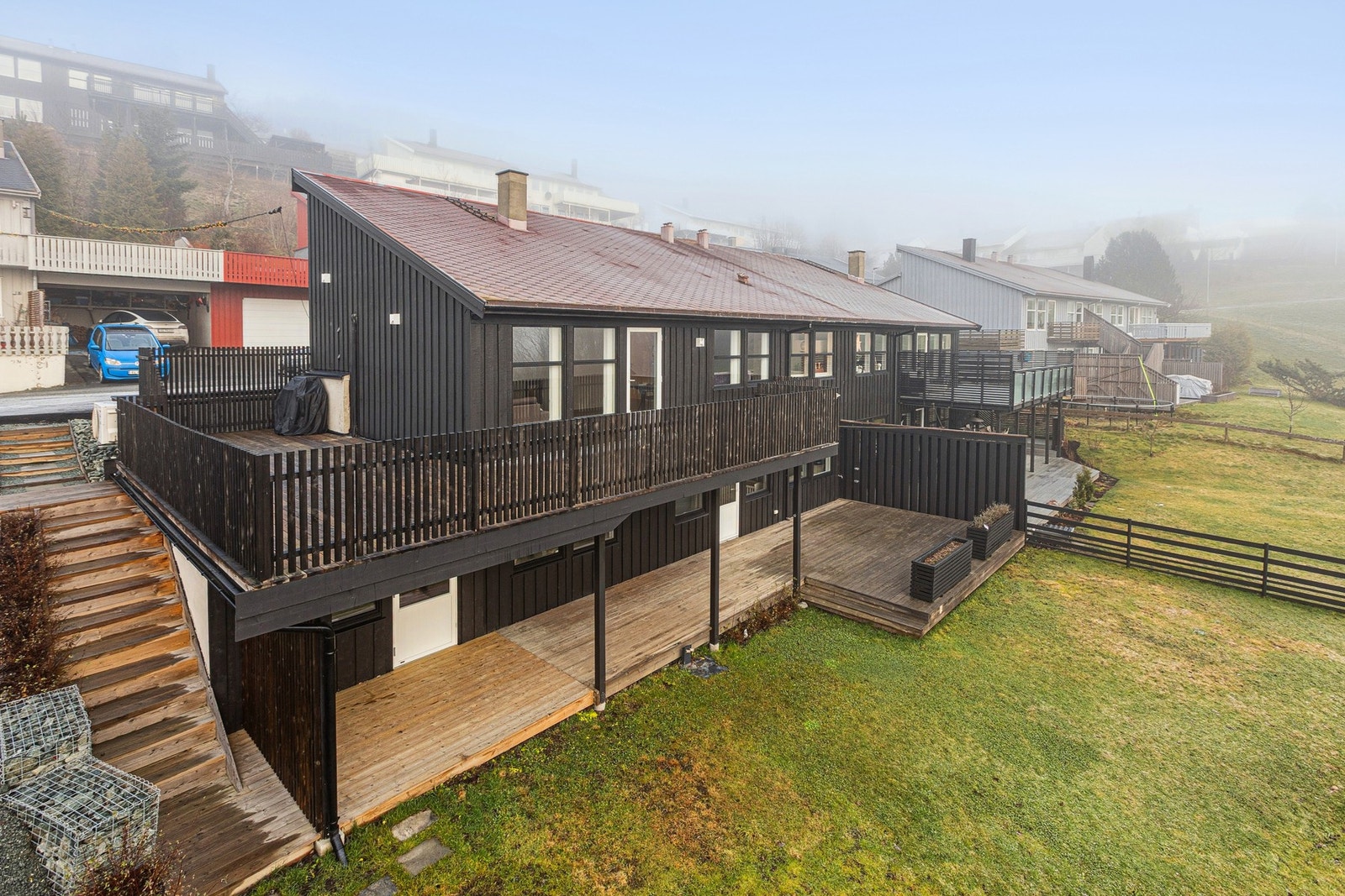 Pent opparbeidet tomt med plen, beplantning og utebelysning. Yttertak med takpapp fra ca. 2012. Galleribilde