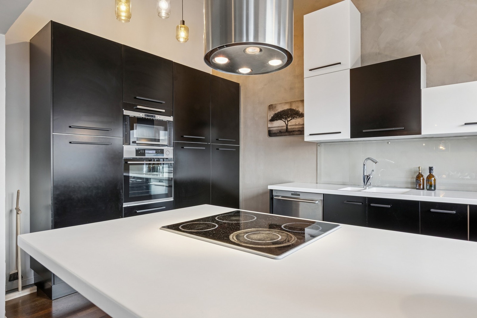 Praktisk planløsning med rause arbeidsflater gjør dette kjøkkenet både funksjonelt og innbydende. Galleribilde