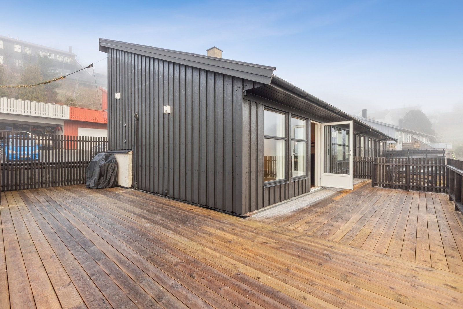 Boligen har en svært god plassering i feltet, da den ligger i rolig blindgate med flott utsikt og mye grøntareal rundt. Galleribilde