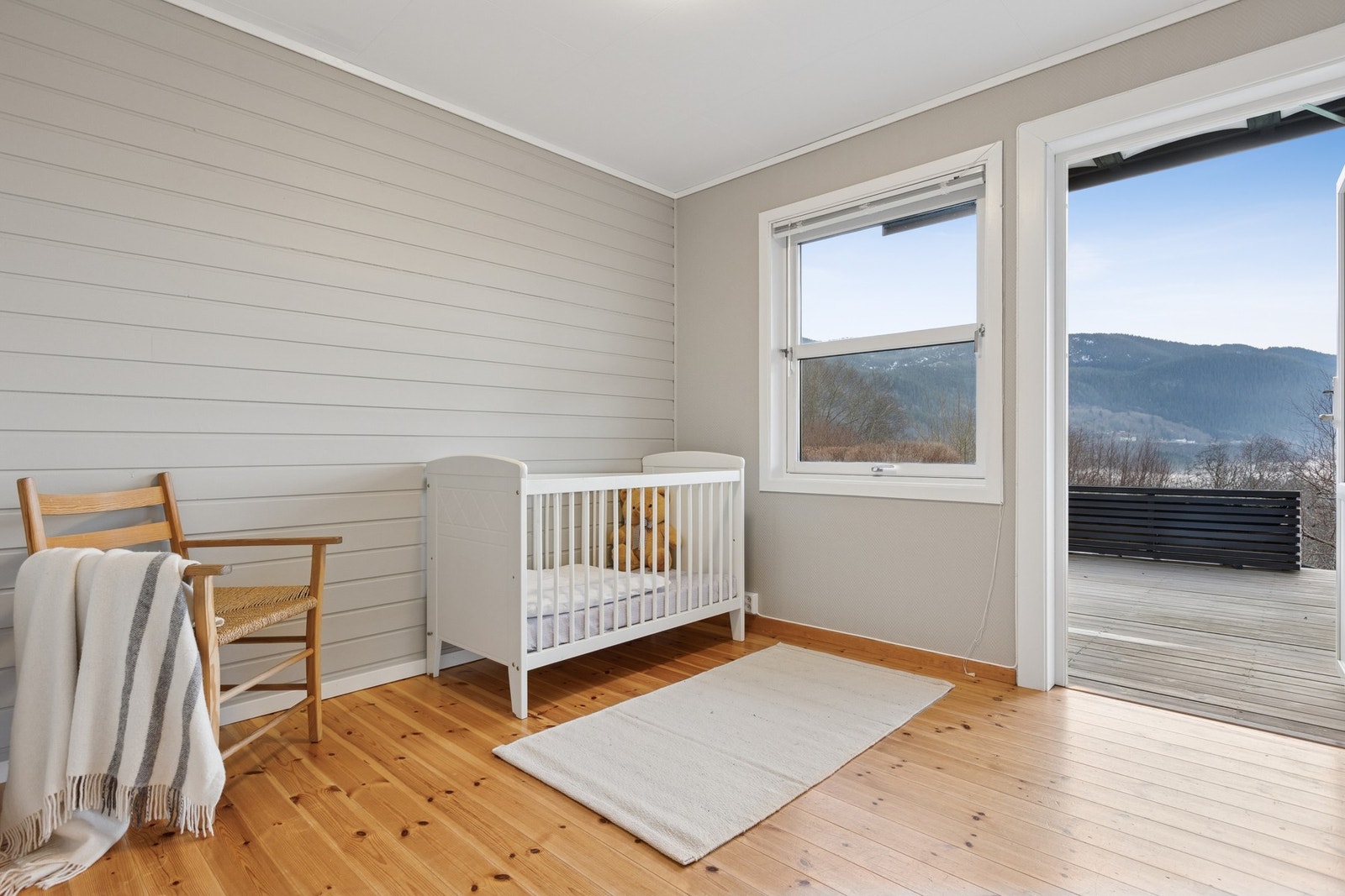 Soverom nr. 3 på 8 kvm med direkte utgang til en romslig terrasse på 50 kvm. Galleribilde