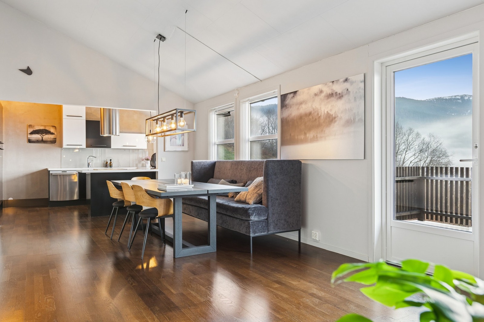 Åpen kjøkkenløsning med kjøkkenøy, integrerte hvitevarer og ventilator. Galleribilde