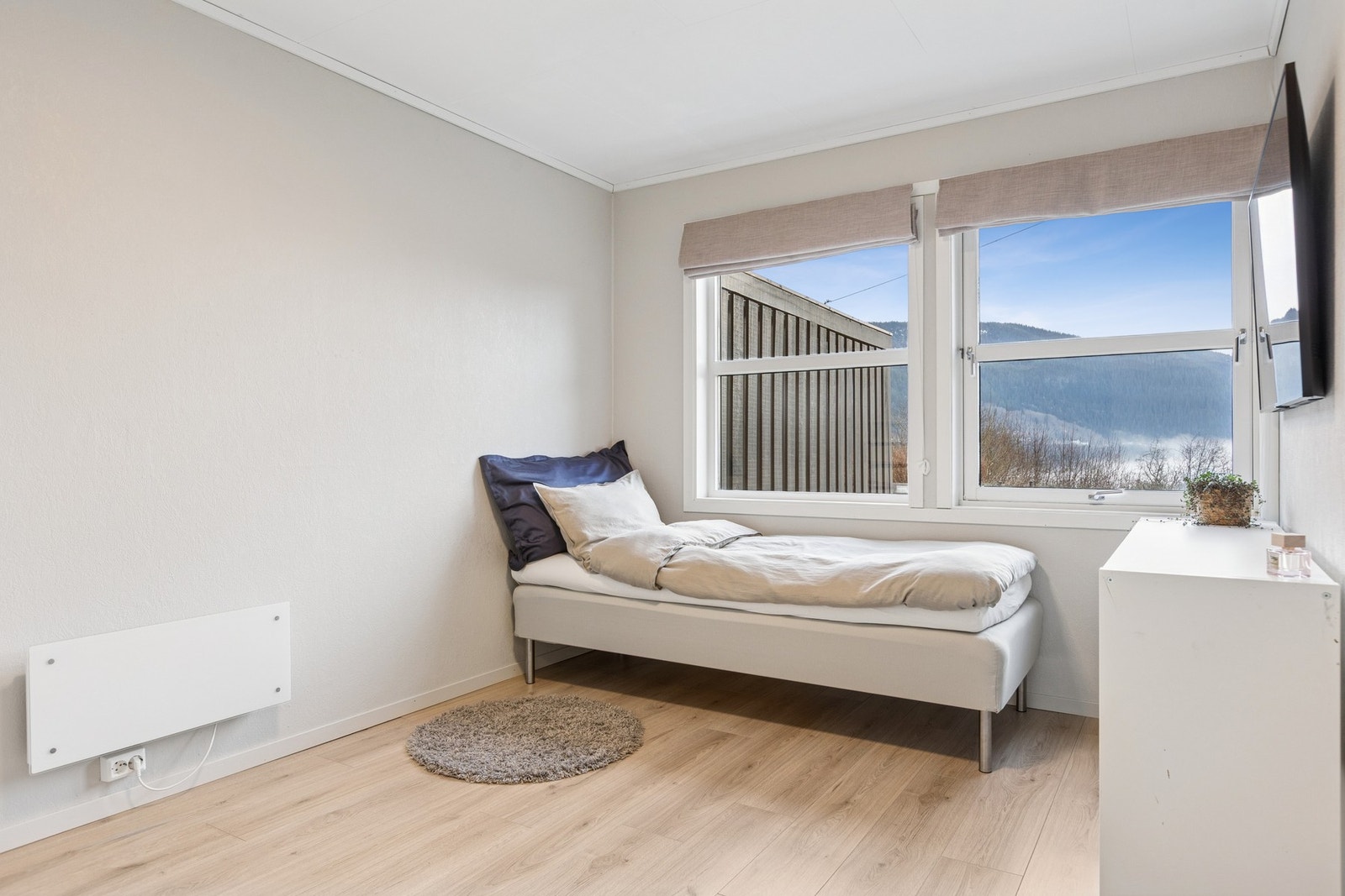 Soverom nr. 2 - lyse og lune rom med store vindusflater som slipper inn rikelig med naturlig lys. Galleribilde