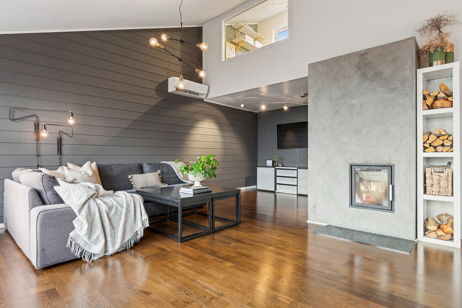 Stuen strekker seg over 42 kvm og byr på mange spennende innredningsmuligheter - enkel å møblere akkurat slik du ønsker. Galleribilde