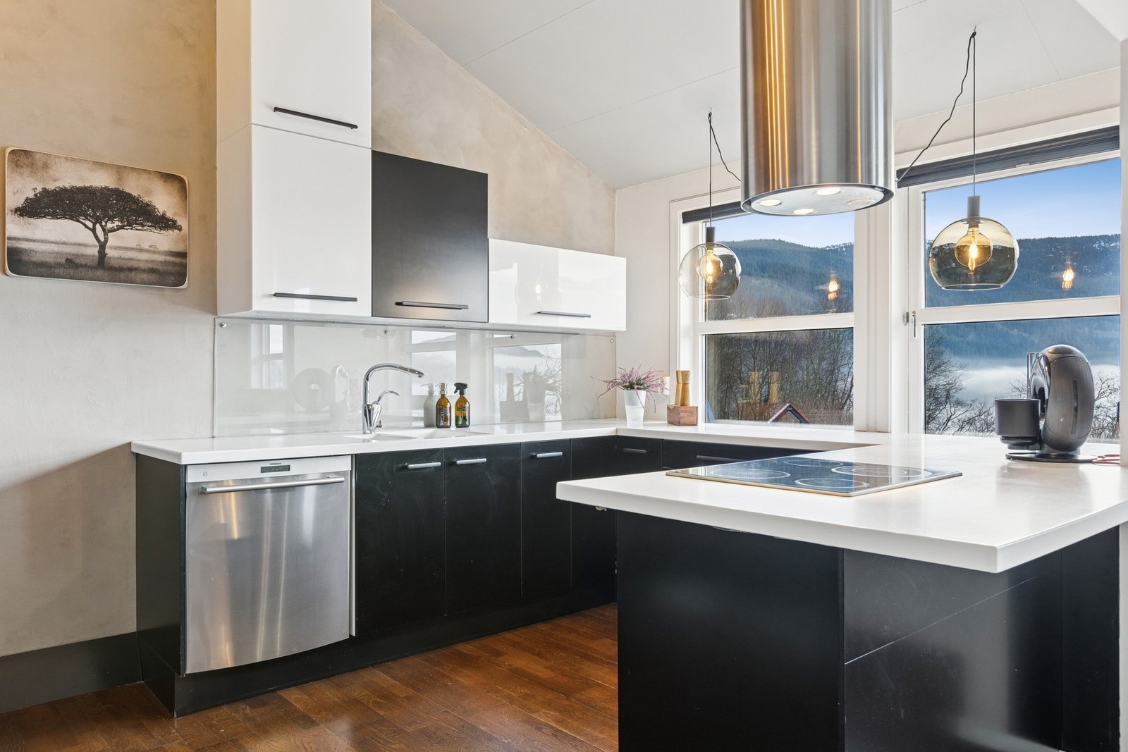 Flott kjøkken fra 2010 med praktisk kjøkkenøy og integrerte hvitevarer: stekeovn, platetopp, oppvaskmaskin, mikrobølgeovn og kjøleskap. Galleribilde