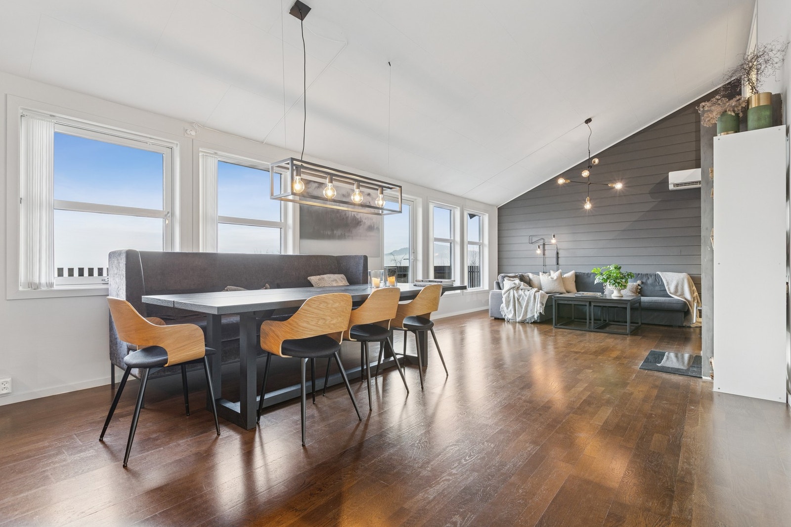 Boligen har et bruksareal på 181 m² og har en lys og moderne planløsning. Galleribilde