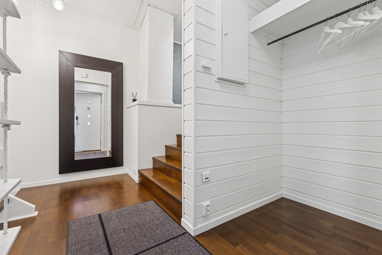 Romslig og lys entre med god plass til oppbevaring. Galleribilde