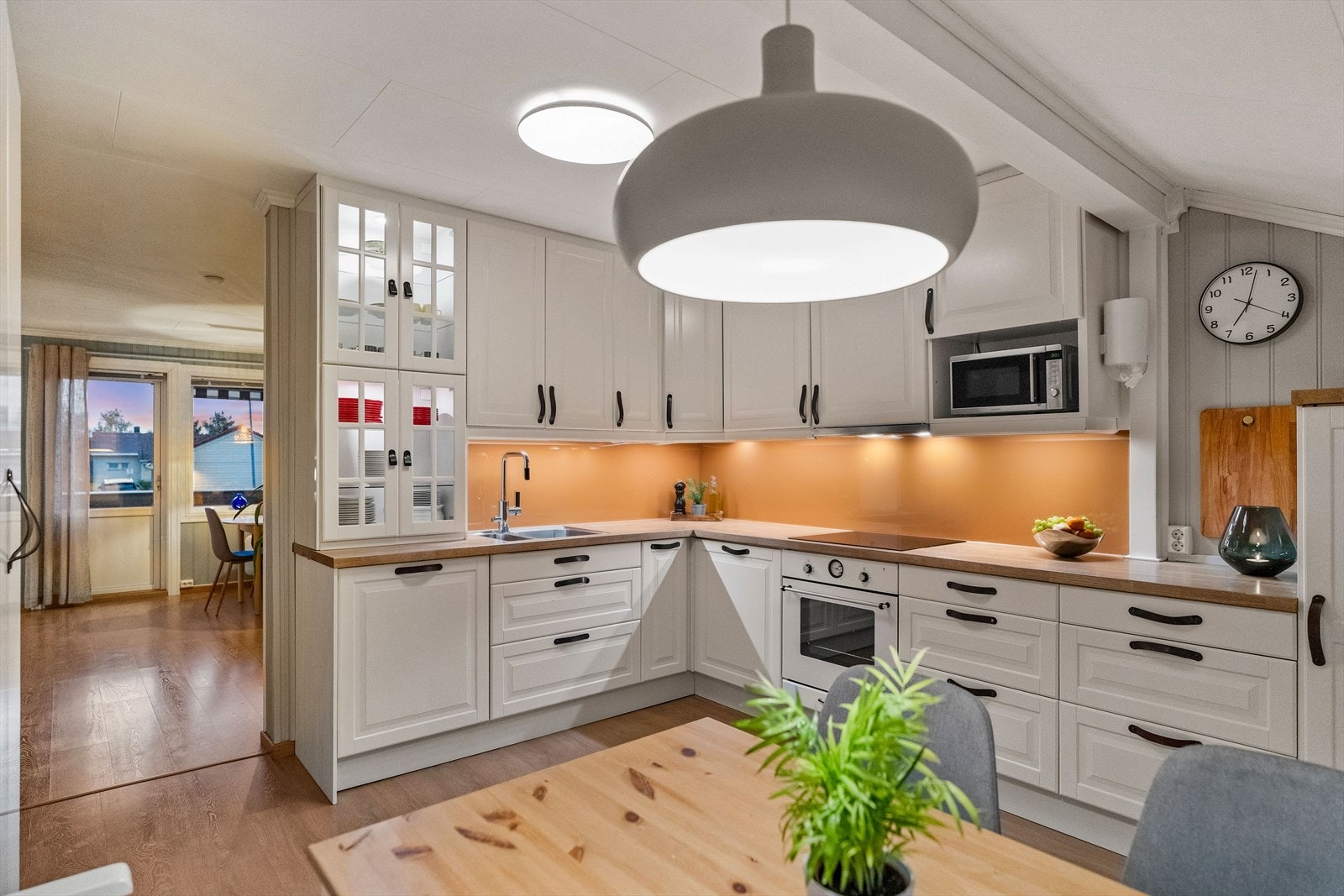 Kjøkkenet ligger delvis separat fra stuen, noe som gir god romfølelse. Galleribilde