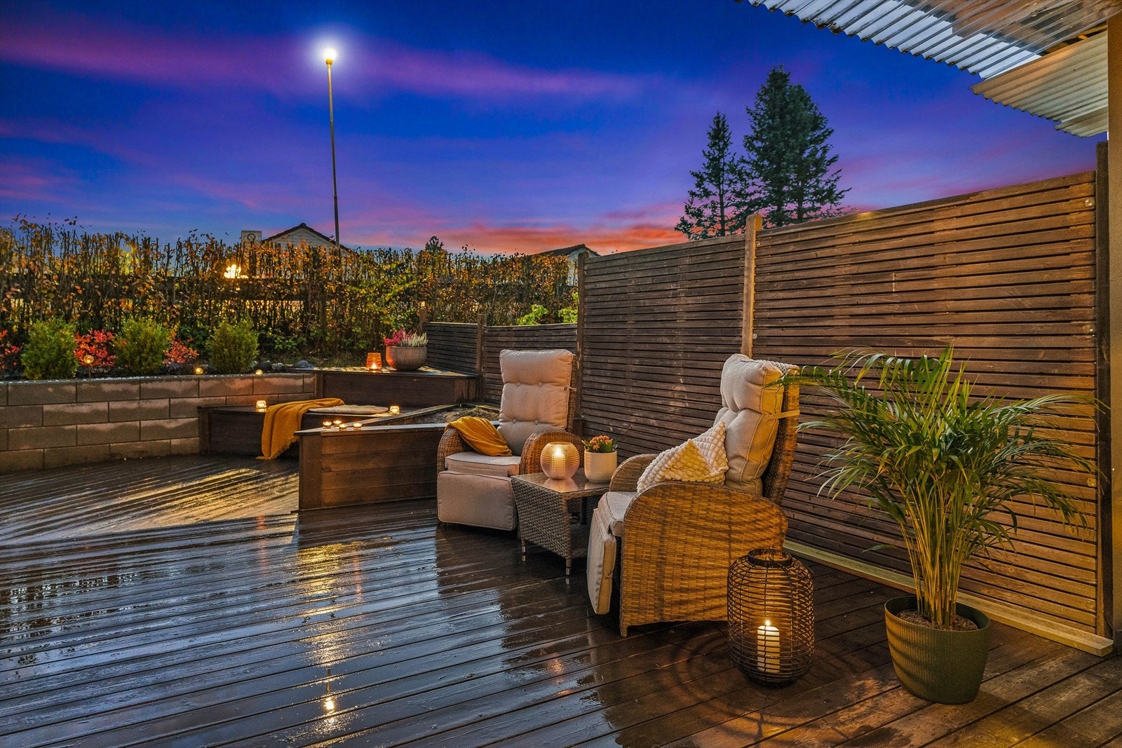 Fra gangen er det utgang til en vestvendt terrasse i trekonstruksjon på hele 63 m² Galleribilde