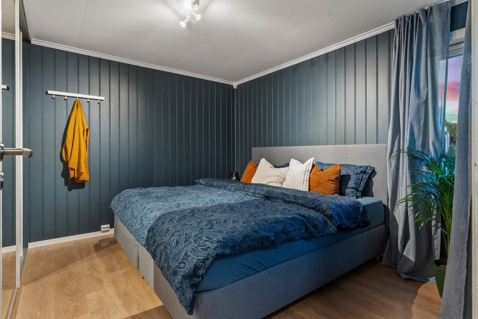 Begge soverommene er romslige og lyse, med plass til seng, nattbord og garderobeløsning. Galleribilde