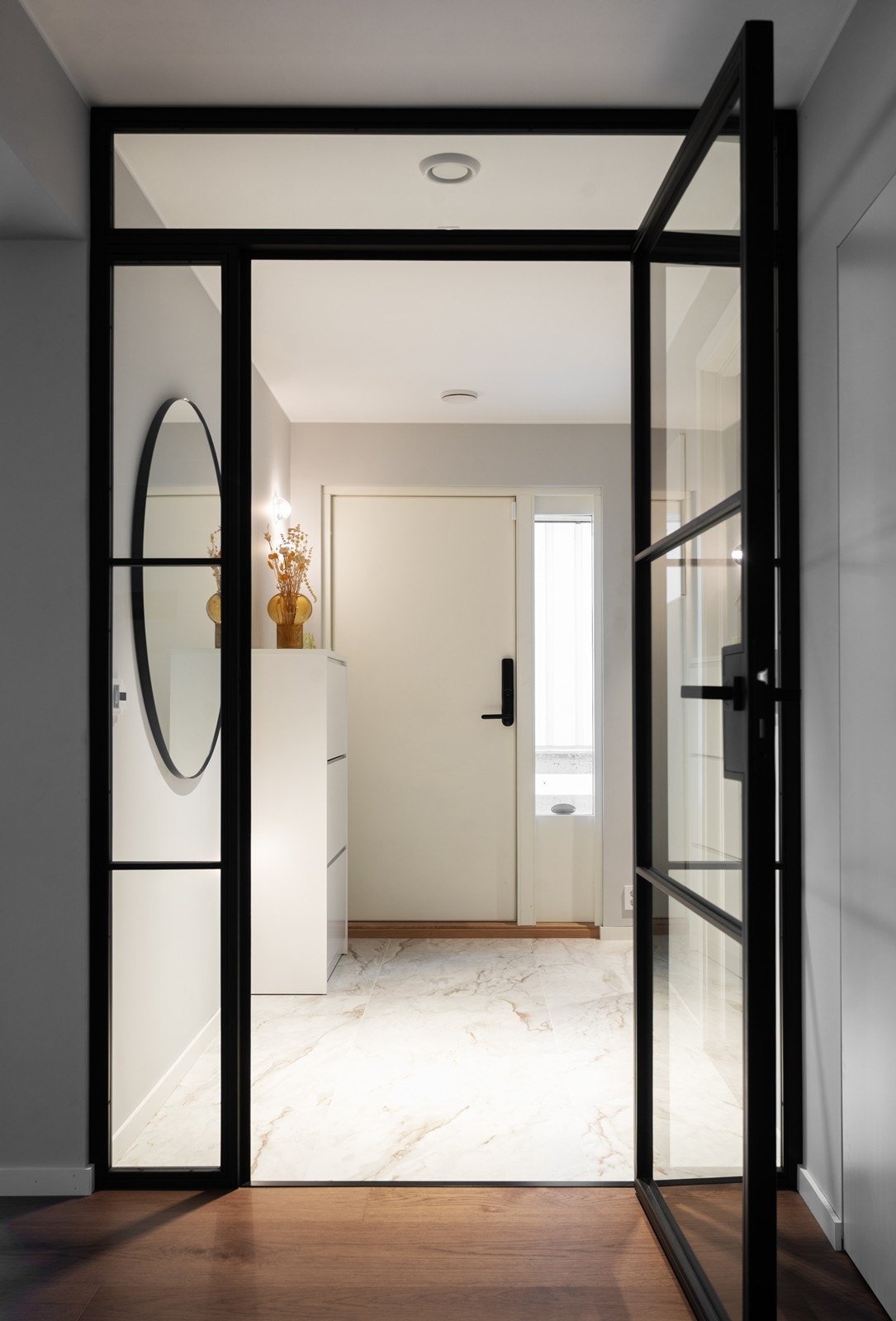 Leiligheten ønsker deg velkommen med en påkostet og stilren entré som virkelig gir et godt førsteinntrykk Galleribilde