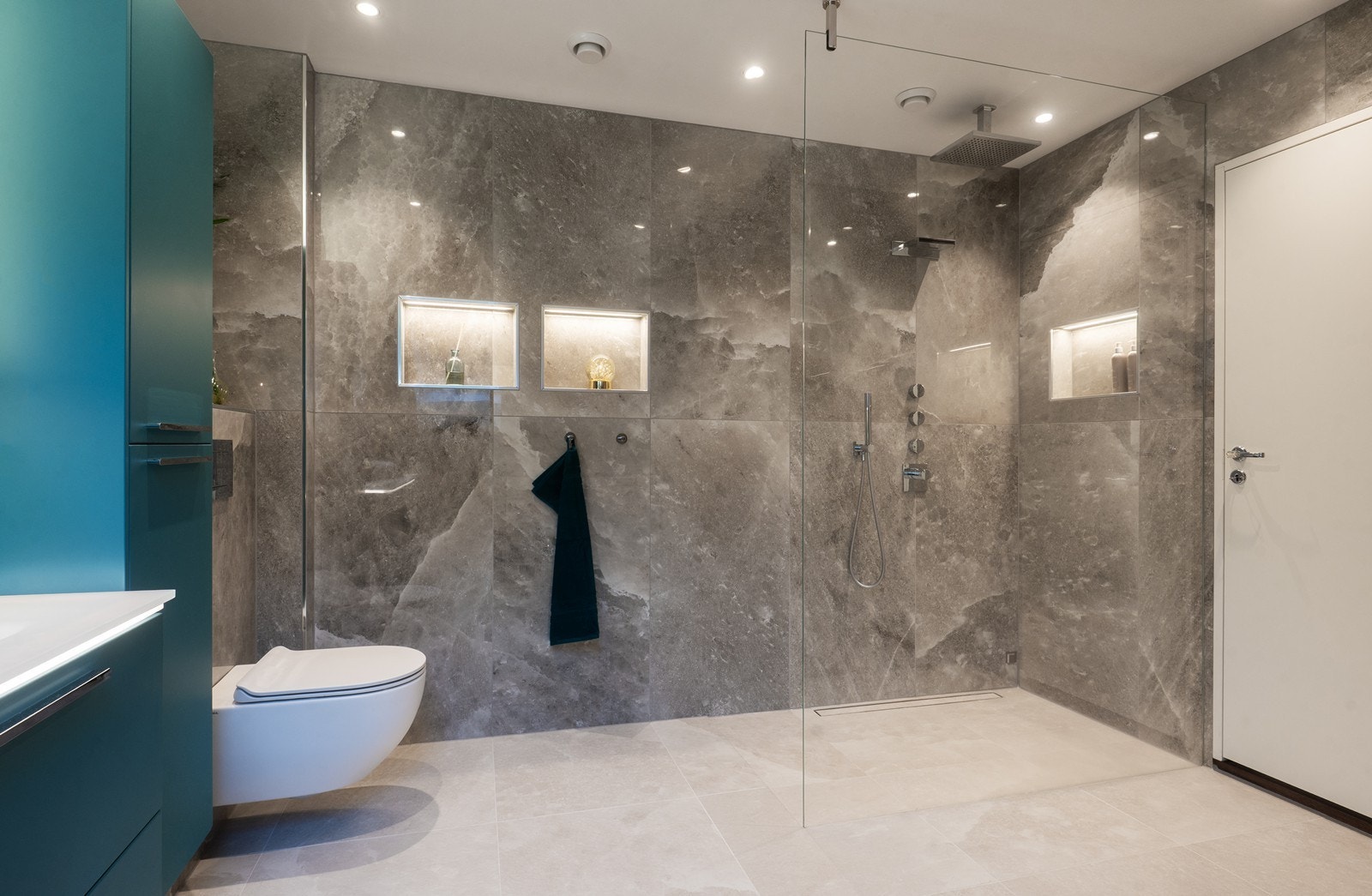 Hovedbadet i 2. etasje holder en påkostet standard med lekre fliser Galleribilde