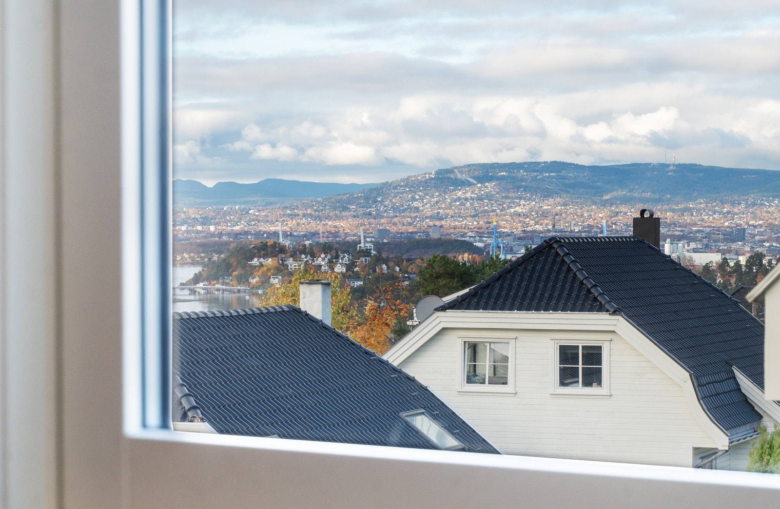 Flott utsikt utover fjorden og opp mot Holmenkollen Galleribilde